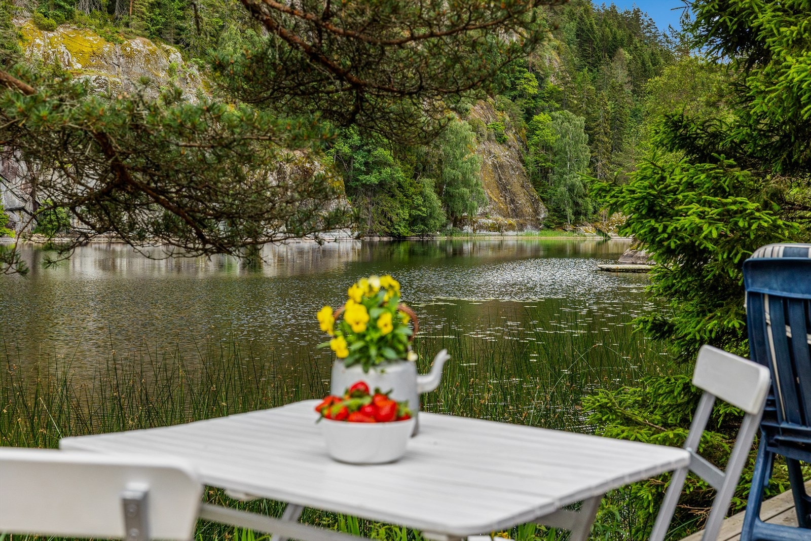 Hytta ligger veldig skjermet til, og kan nyte godt av både morgensol på den østvendte terrassen. Galleribilde