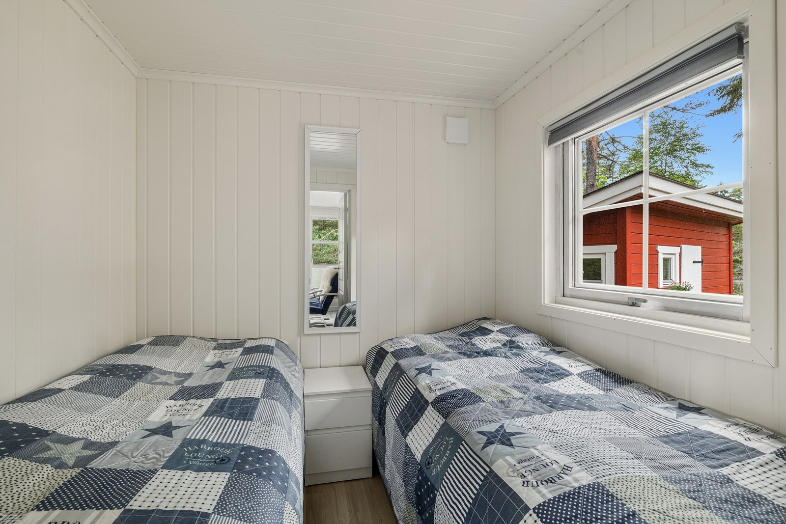 På det største soverommet er det fin plass til en queen-size seng. Galleribilde