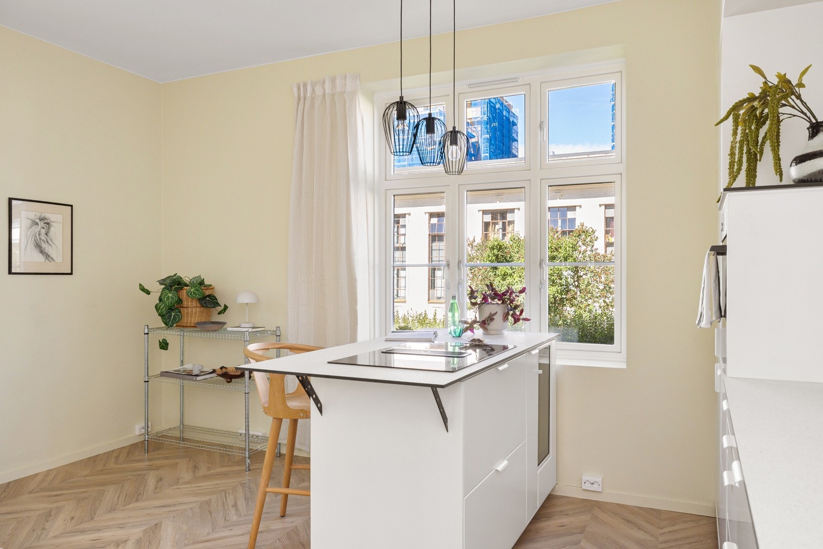 Praktisk med automatisk vannstopper med fuktsensor i benkeskap, samt komfyrvakt ved platetoppen. Galleribilde