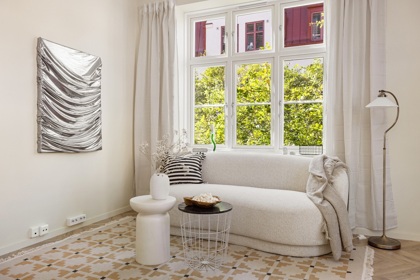 I forbindelse med ombyggingen ble leiligheten også pusset opp, så her kan du flytte rett inn i en flott leilighet med god standard fra 2025! Galleribilde