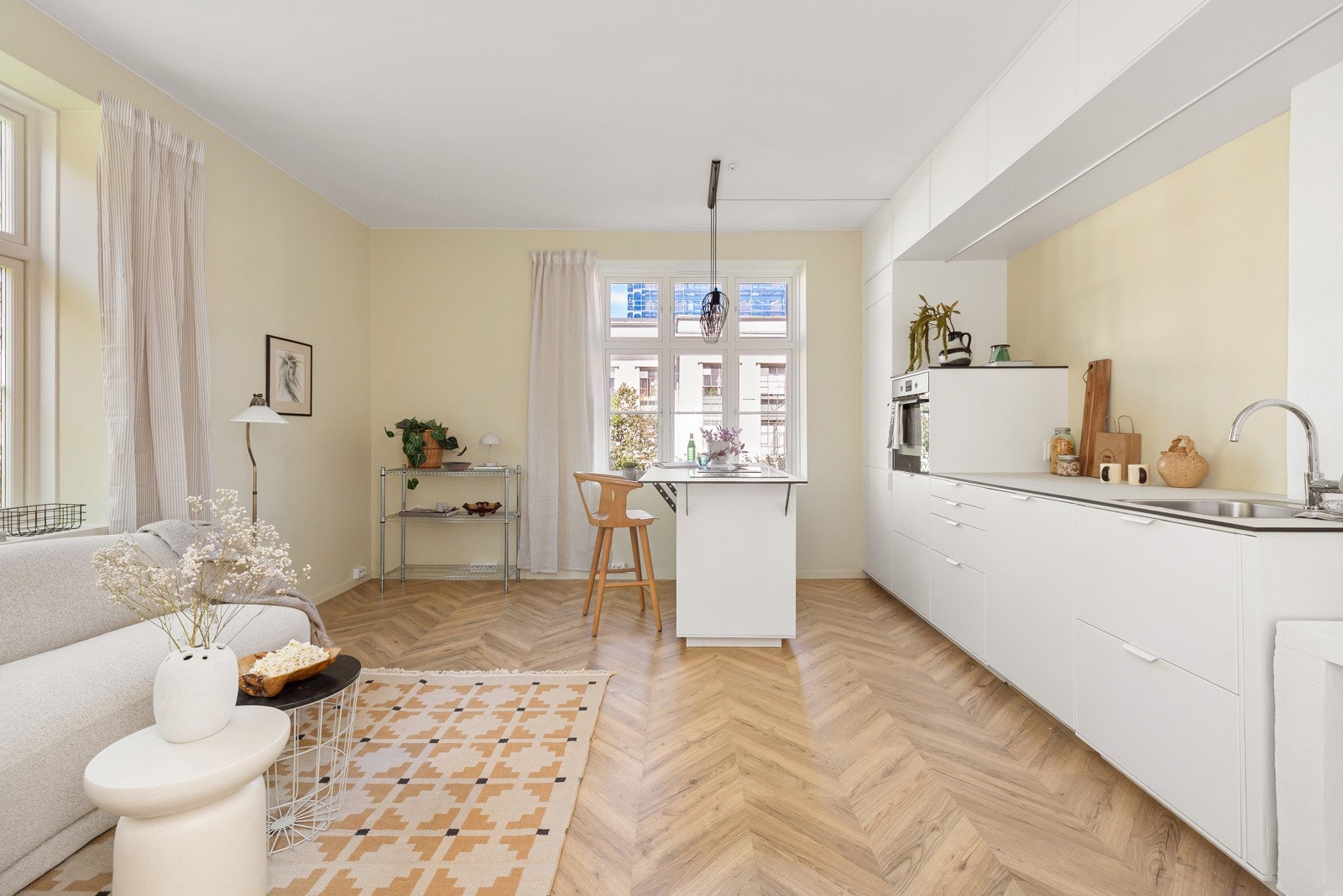 Lysinnslippet sammen med den gode takhøyden bidrar til en god og luftig romfølelse. Galleribilde