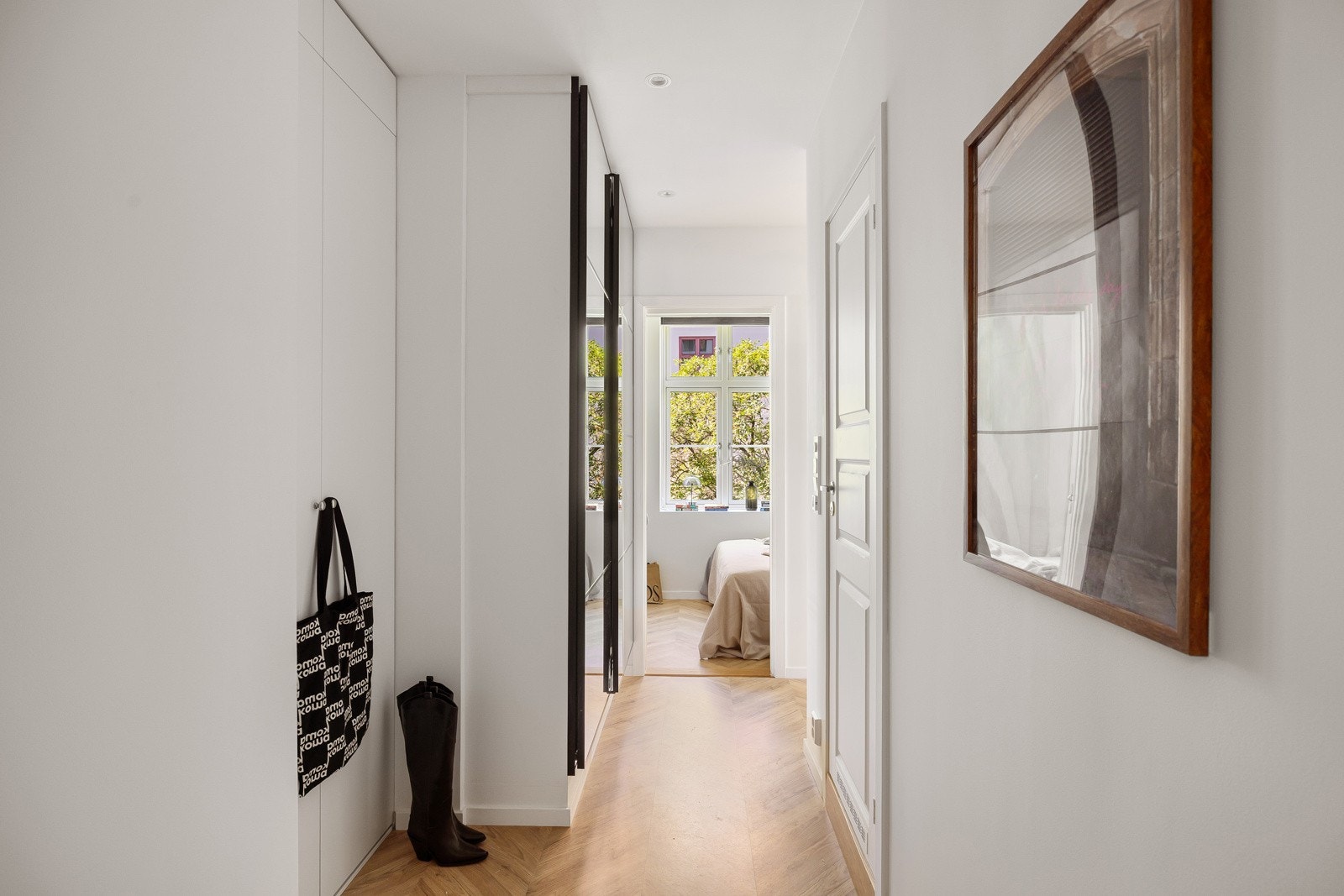 Når du entrer leiligheten, får du umiddelbart et positivt inntrykk av den lekre leiligheten med sin gode oppgraderte standard. Leiligheten ble ombygget og vesentlig pusset opp i 2025 - her kan du flytte rett inn! Galleribilde