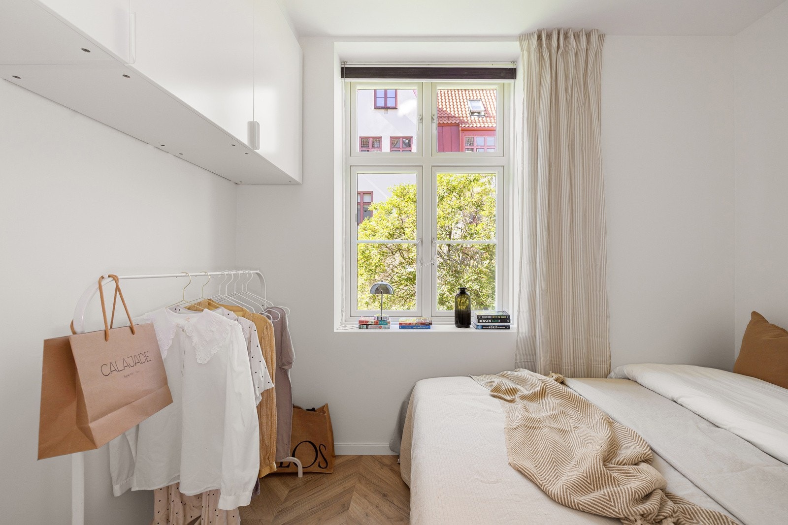 Leiligheten har et lyst og koselig soverom med stor klassisk vindusflate og god takhøyde. Soverommet har samme gode standard fra 2025 som resten av leiligheten. Galleribilde