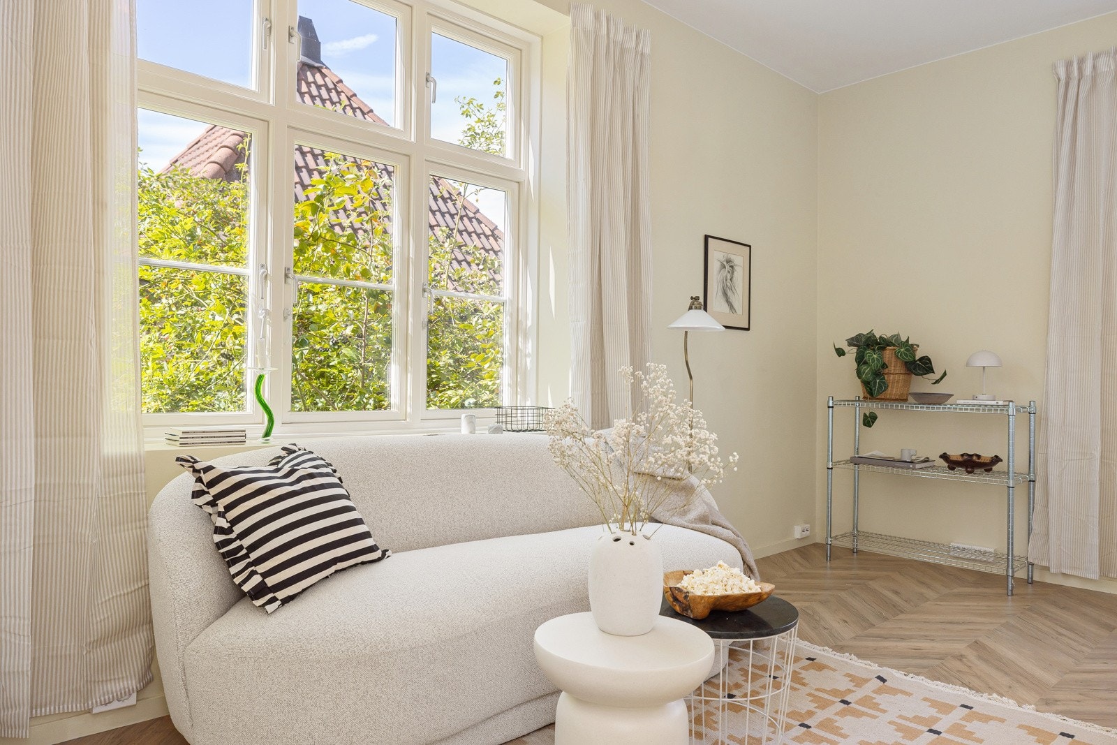 Beliggenheten på hjørnet med store klassiske vindusflater mot to ulike himmelretninger sørger for rikelig med naturlig lys. Galleribilde