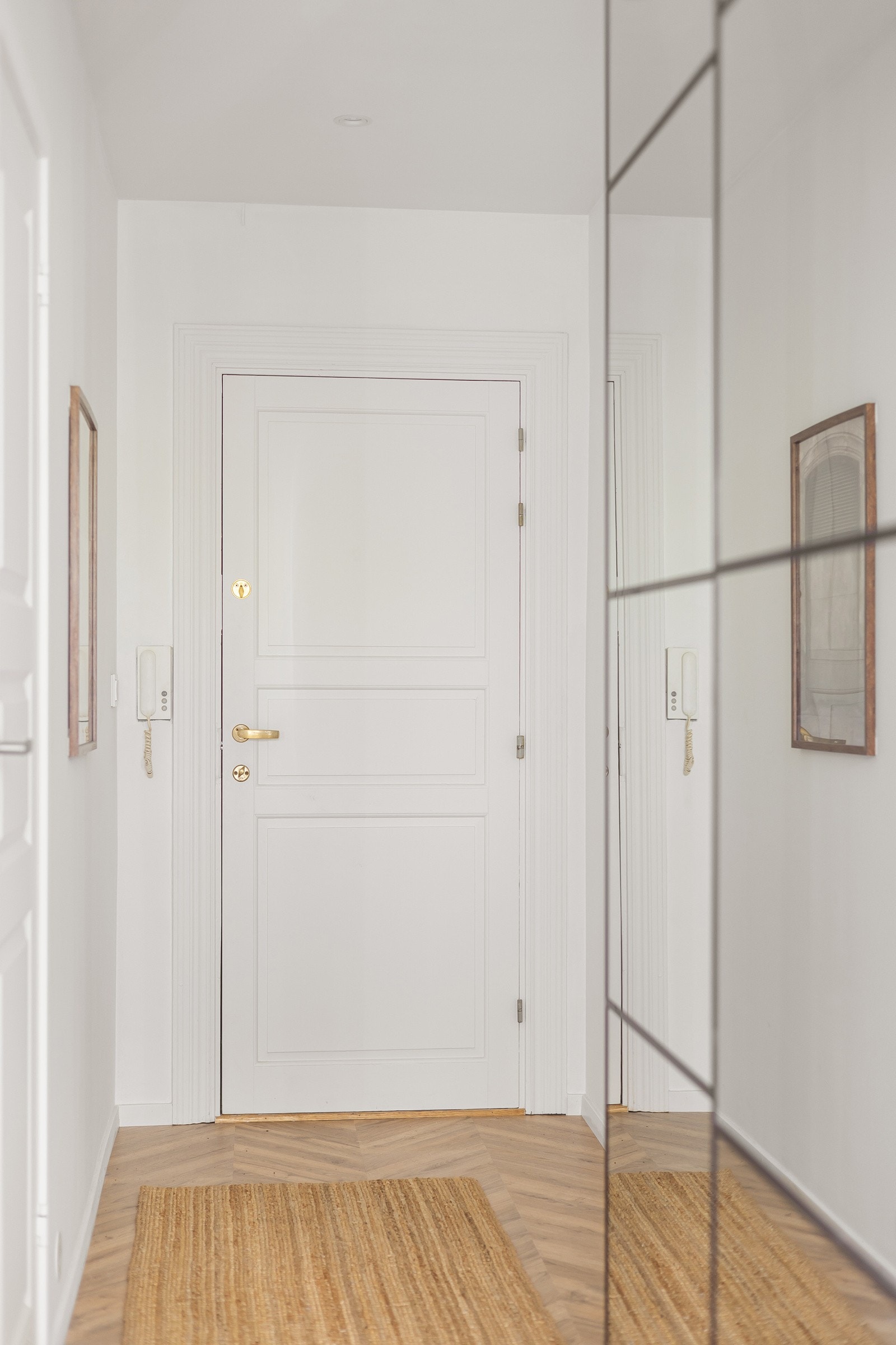 Du ønskes velkommen inn i en lys, innbydende og praktisk entré. Entréen har flott fiskebensgulv, glatte lysmalte overflater, skjult elektrisk anlegg og downlights i himlingen. Galleribilde