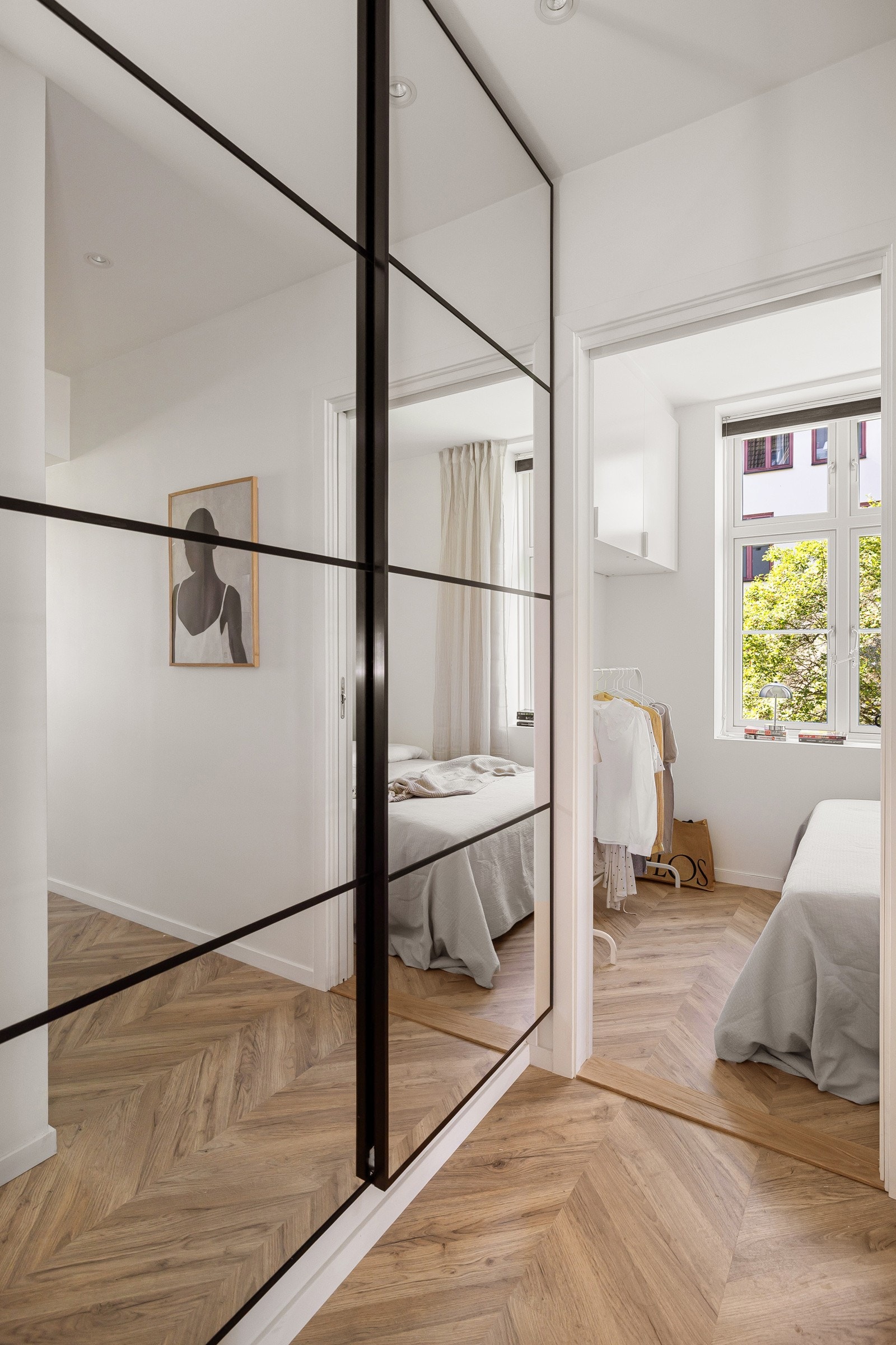 I entréen er det god oppbevaringsplass i stilig skyvedørsgarderobe med speilfelt. Galleribilde