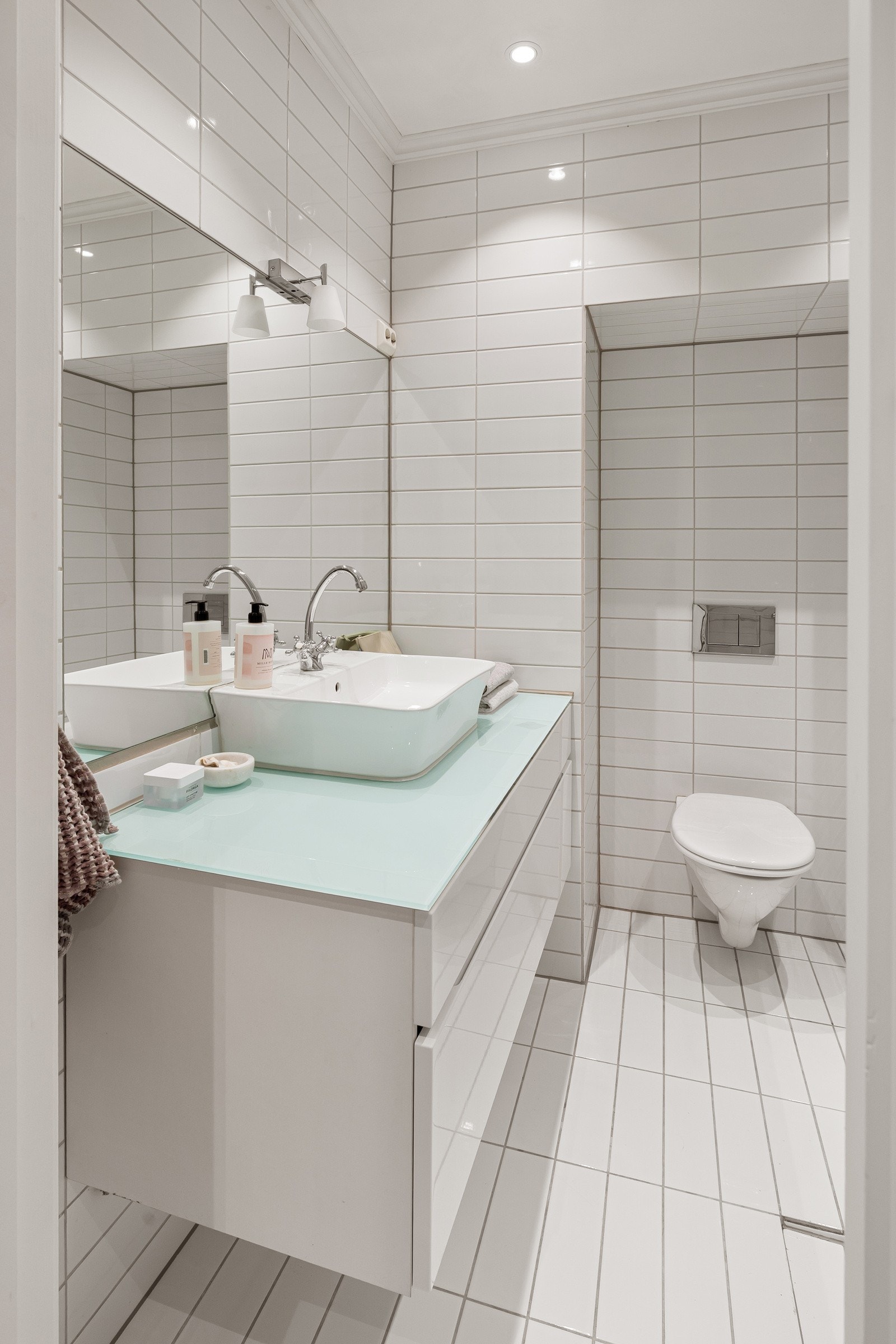 Leiligheten har et lyst og tidløst flislagt baderom som ble pusset opp i 2014 ifølge selger. Galleribilde