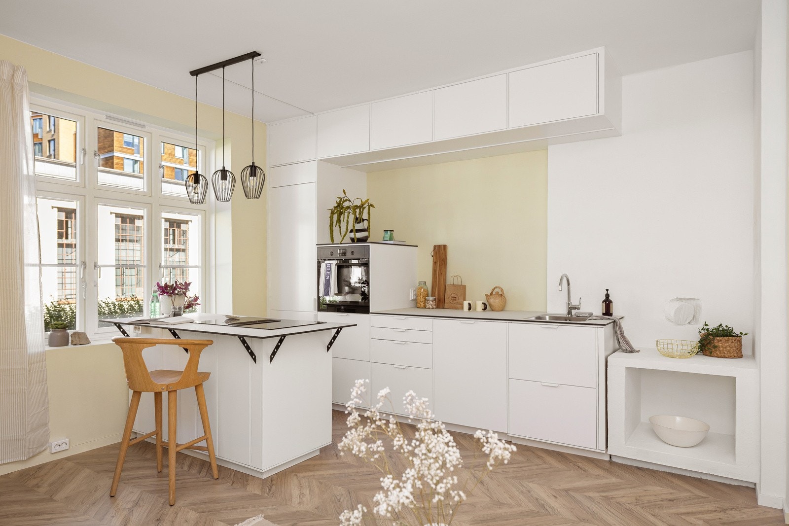 Kjøkkenet ligger i en fin, sosial og åpen løsning med stuen. Galleribilde