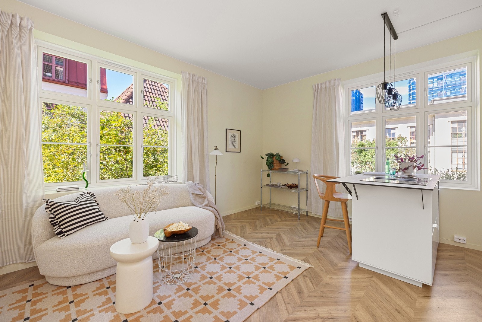 En lys og nydelig 2-roms selveiet hjørneleilighet i en flott klassisk bygård fra 1914. Galleribilde