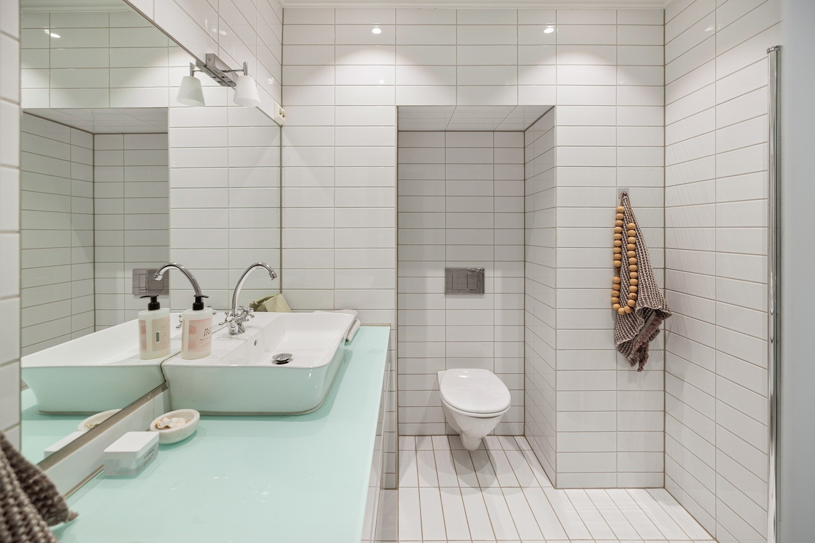 Baderommet har lyse fliser på gulv og vegger, deilig gulvvarme, downlights i himlingen og mekanisk avtrekksvifte. Galleribilde