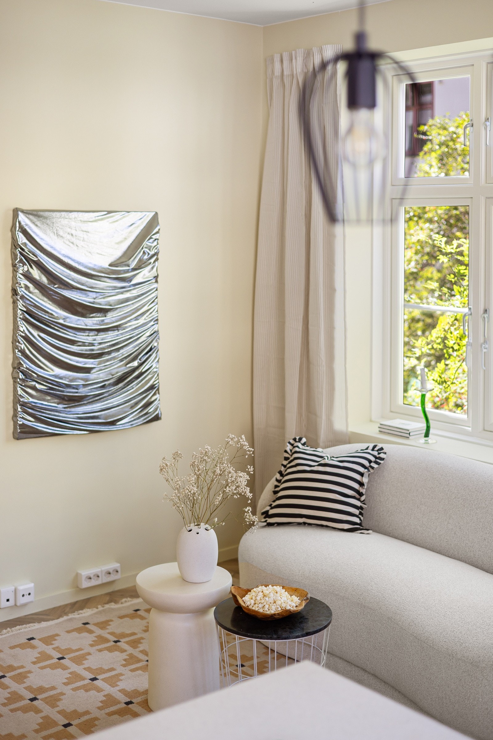 Alle vinduene i leiligheten har 3-lags glass fra 2019 og fine brede vinduskarmer for planter og dekor. Galleribilde