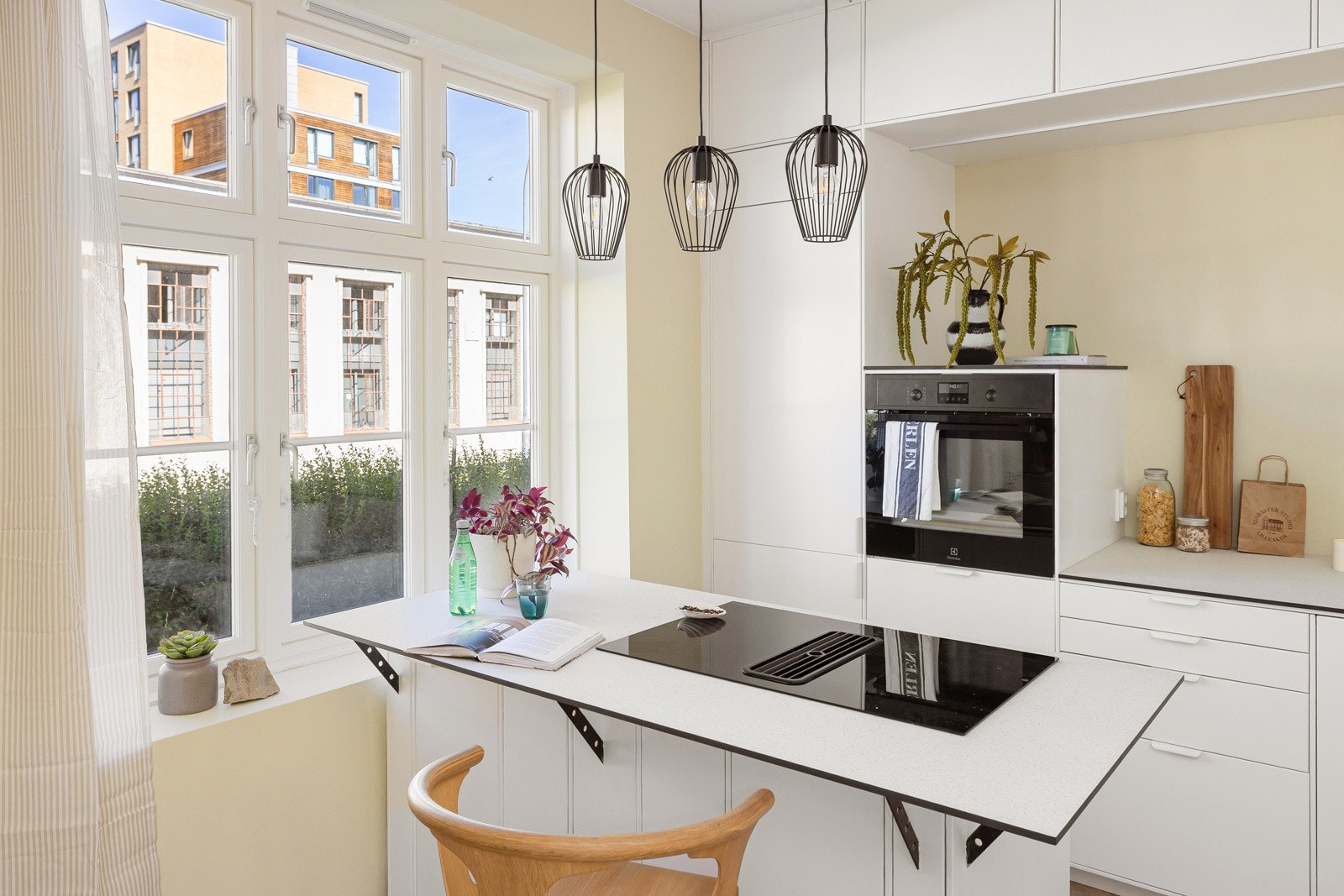 Kjøkkenet er fullt utstyrt med integrerte hvitevarer som medfølger i handelen. Galleribilde