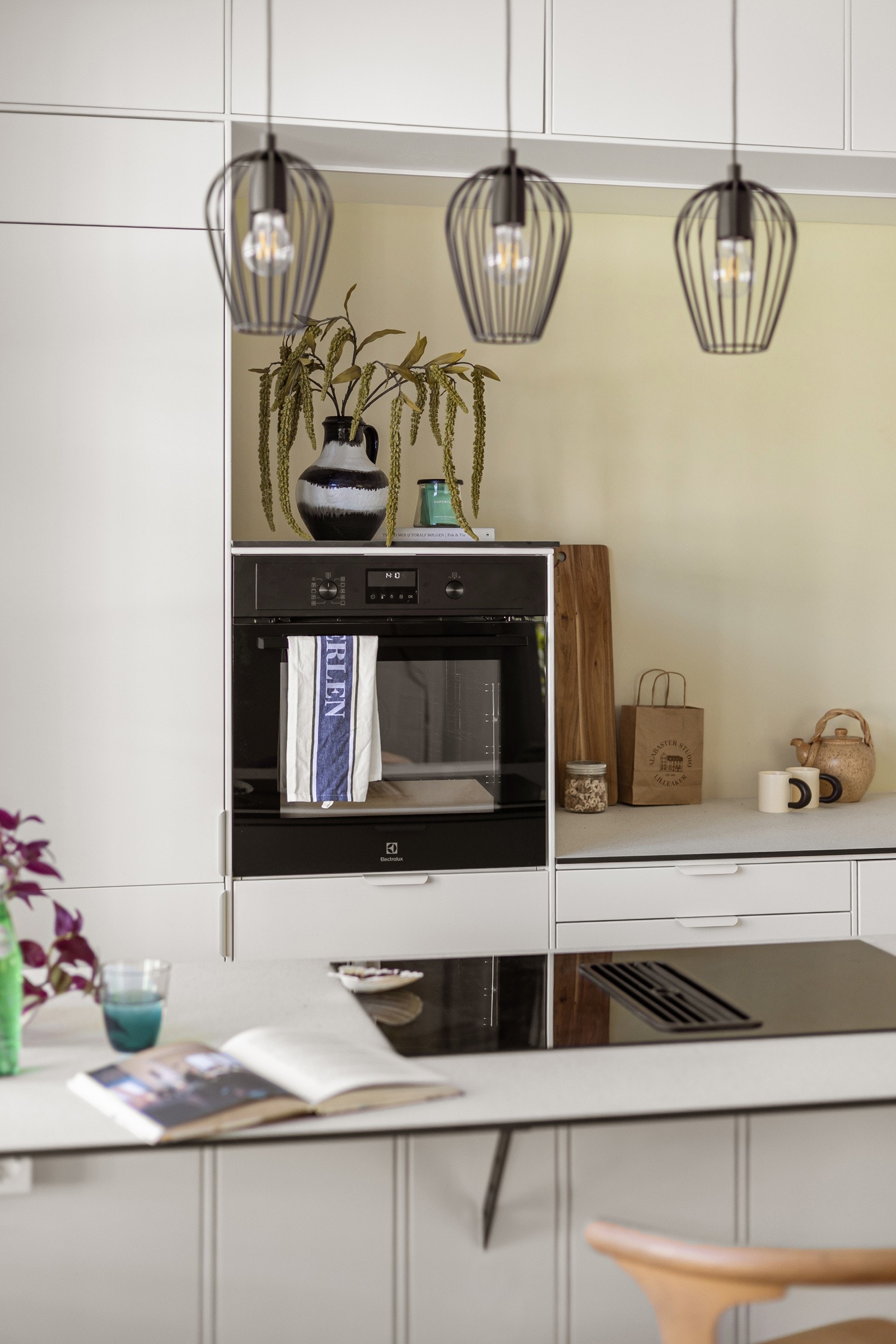 Medfølgende integrerte hvitevarer som nedfelt platetopp med integrert ventilator, stekeovn, oppvaskmaskin og kjøleskap med frysedel. Galleribilde