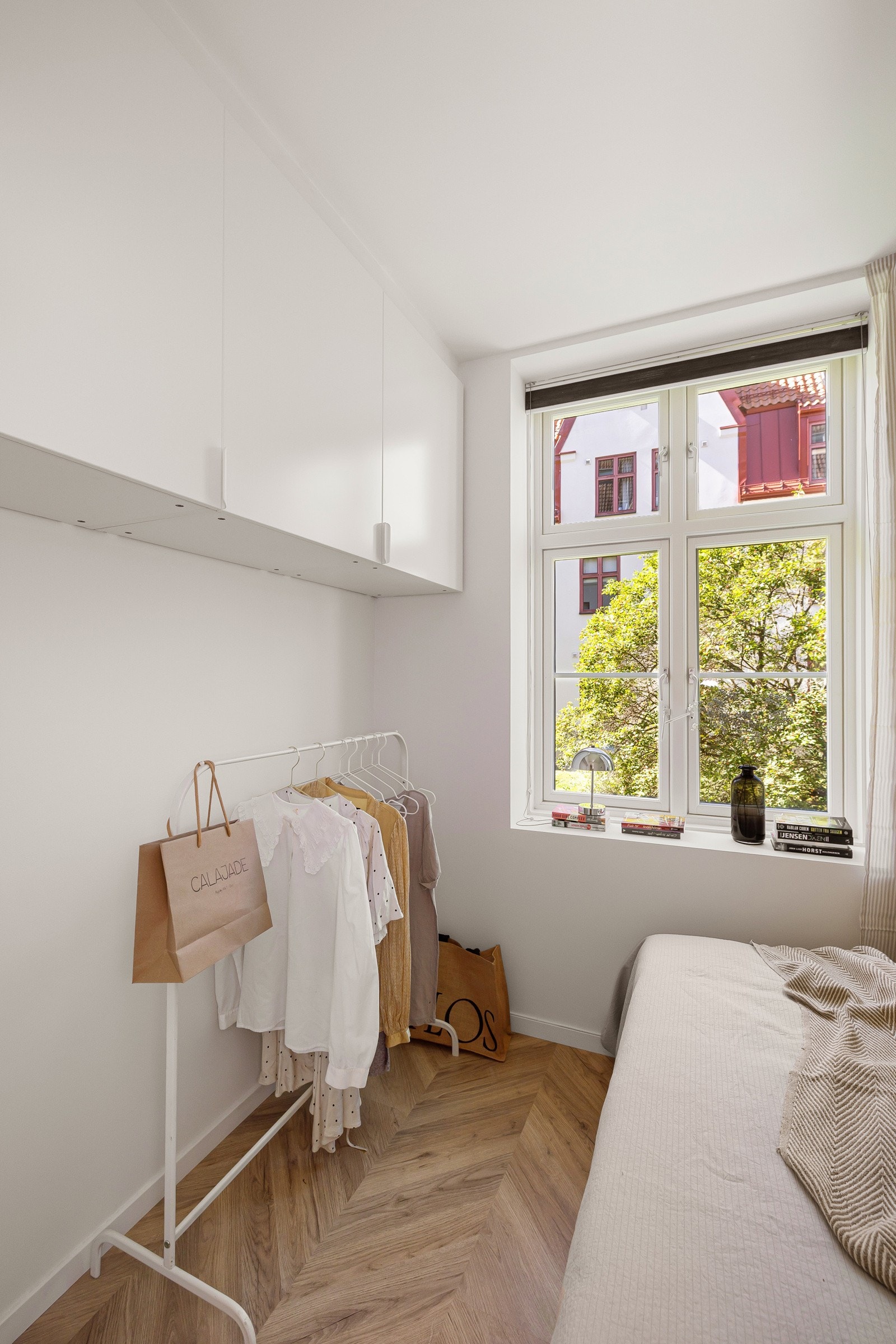 Det er oppbevaringsplass i vegghengte skap, samt plass til kommoder eller oppheng under. Galleribilde