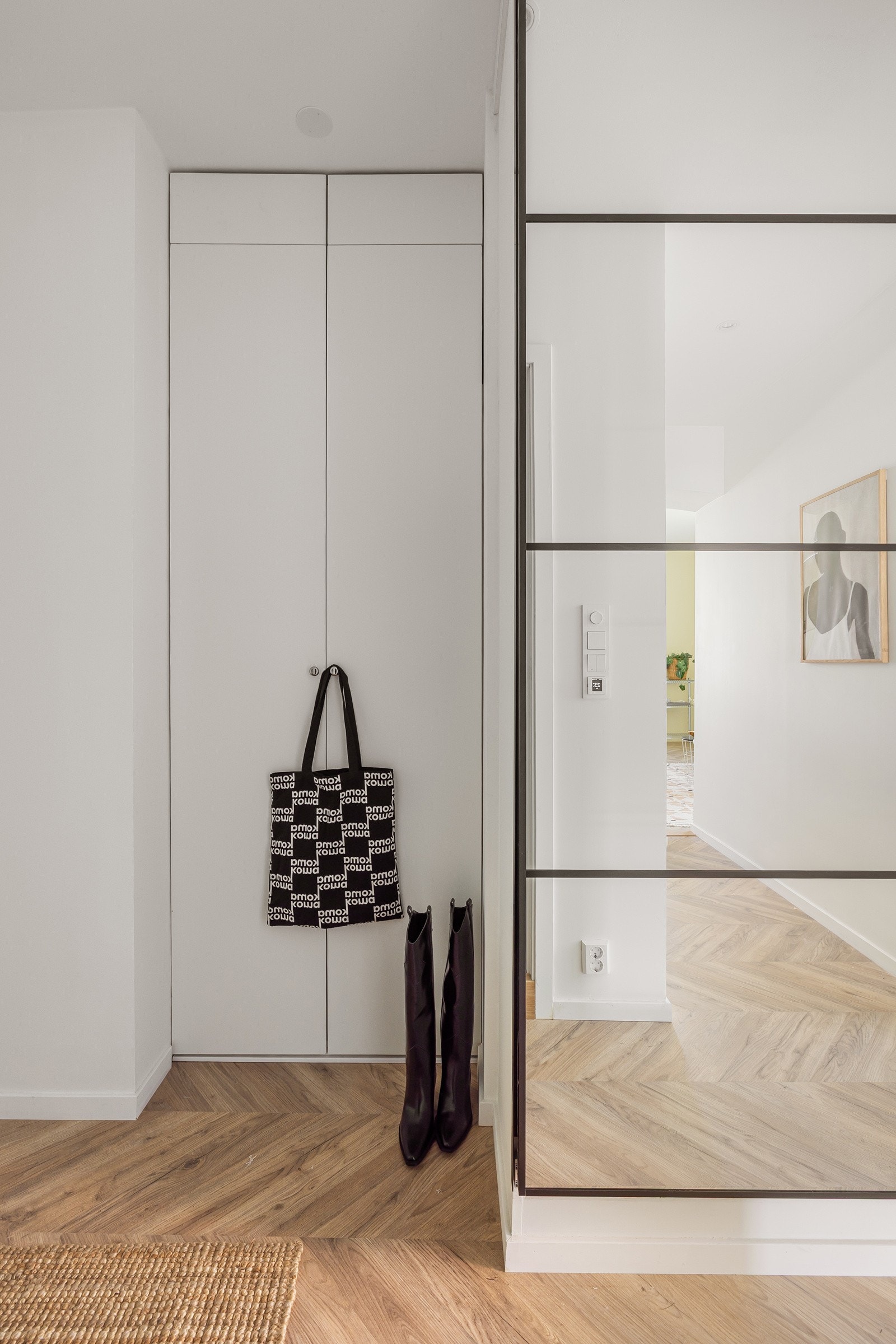 Det er også en praktisk nisje med plass og opplegg for vaskemaskin som er skjult bak skapdørene. Galleribilde