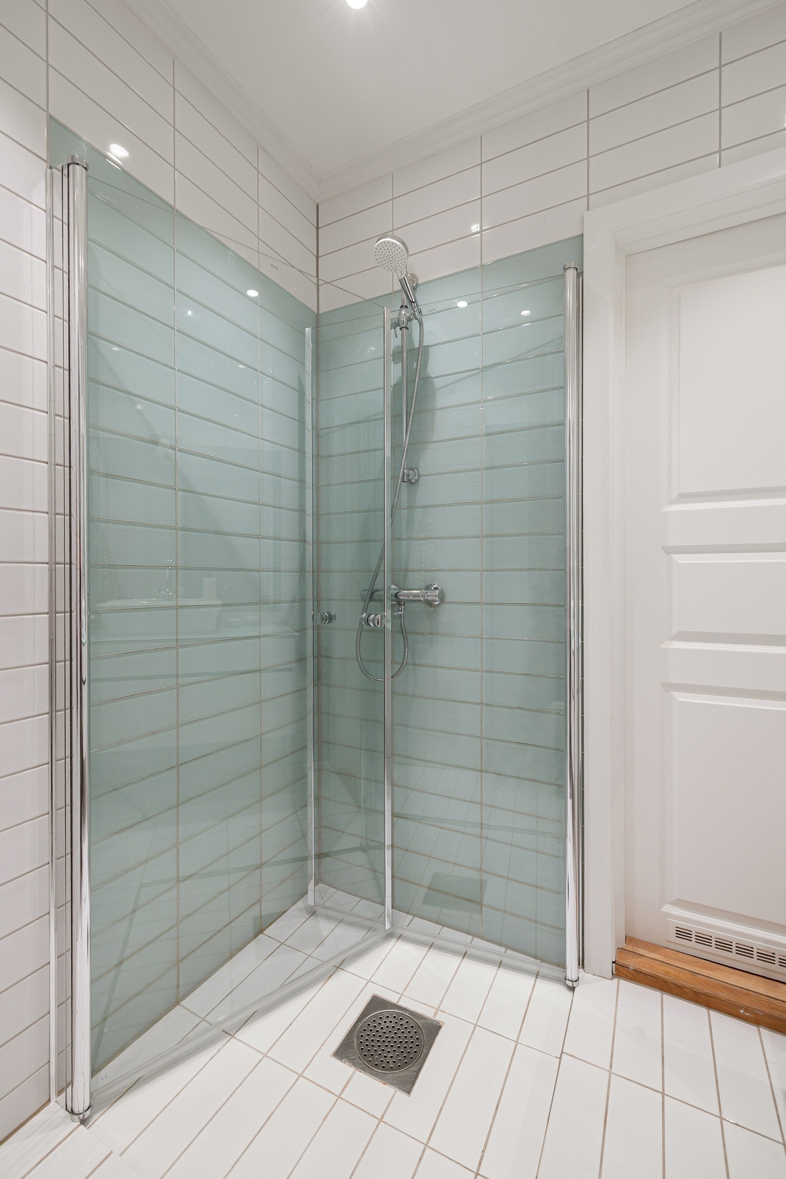 Baderommet er også utstyrt med dusjhjørne med innfellbare glassdører og vegghengt toalett. Galleribilde