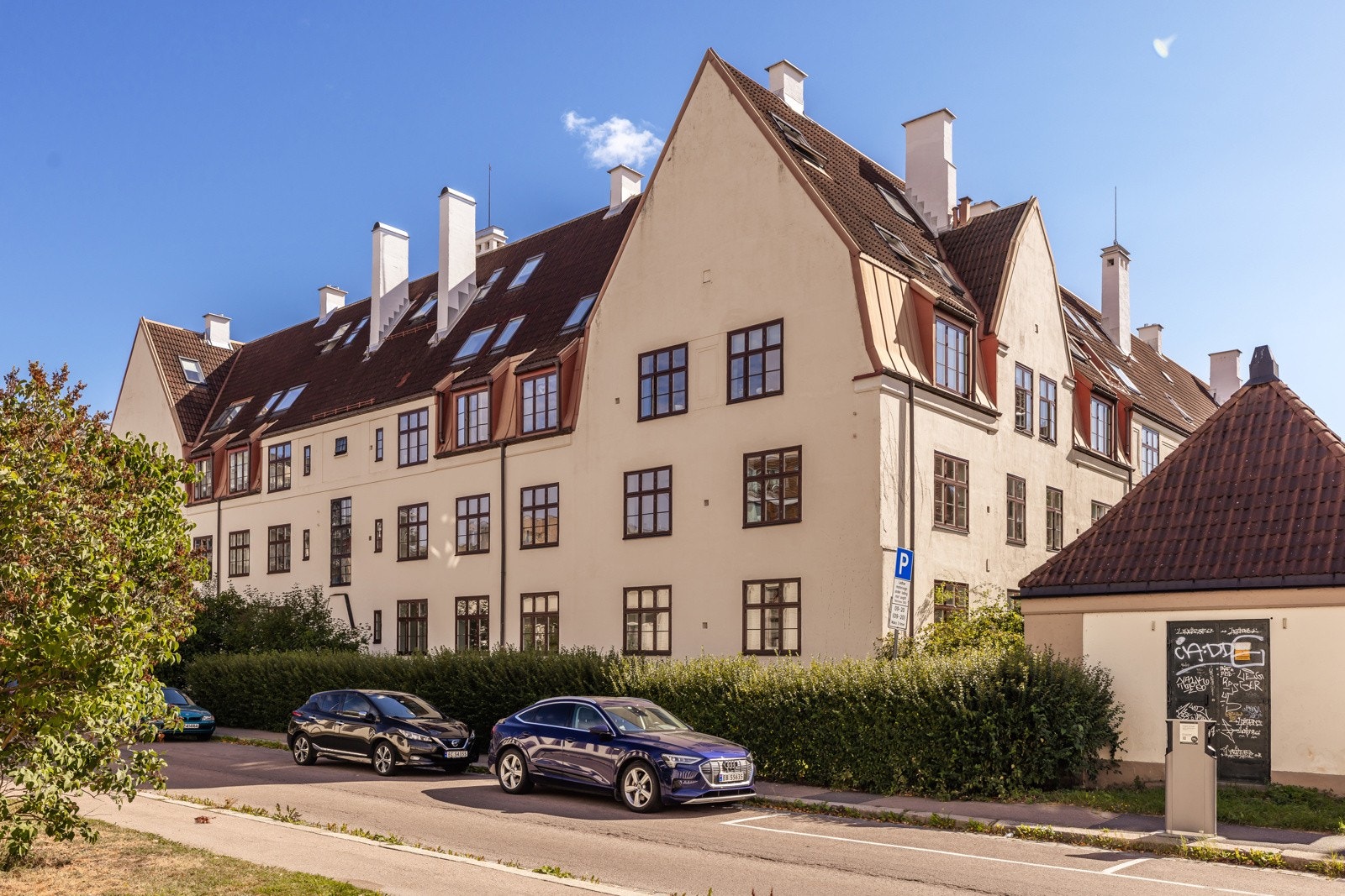 Det er flere koselige kaféer og spisesteder i umiddelbar nærhet, samt gangavstand til BI og Storo Storsenter. Galleribilde