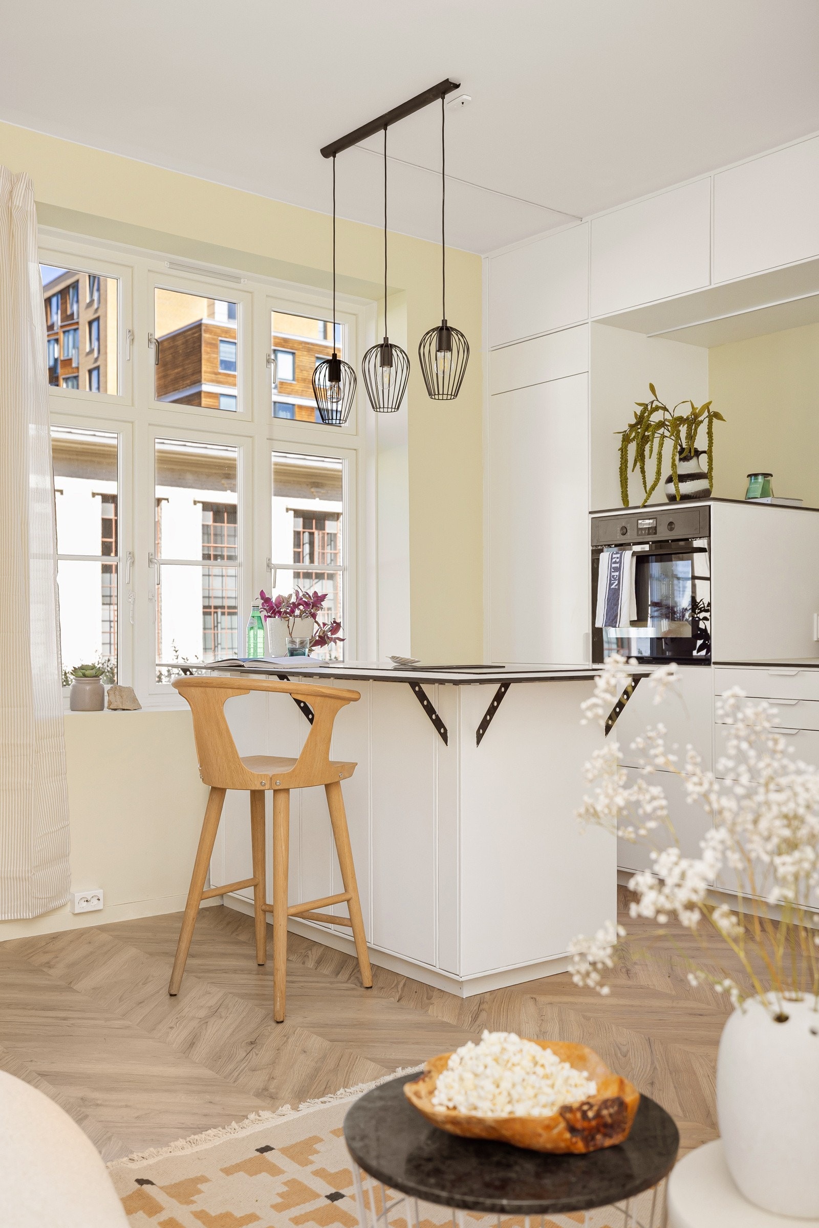 God og moderne standard med lekkers fiskebensgulv fra 2025, glatte overflater malt i en nydelig farge og hovedsakelig skjult elektrisk anlegg. Galleribilde