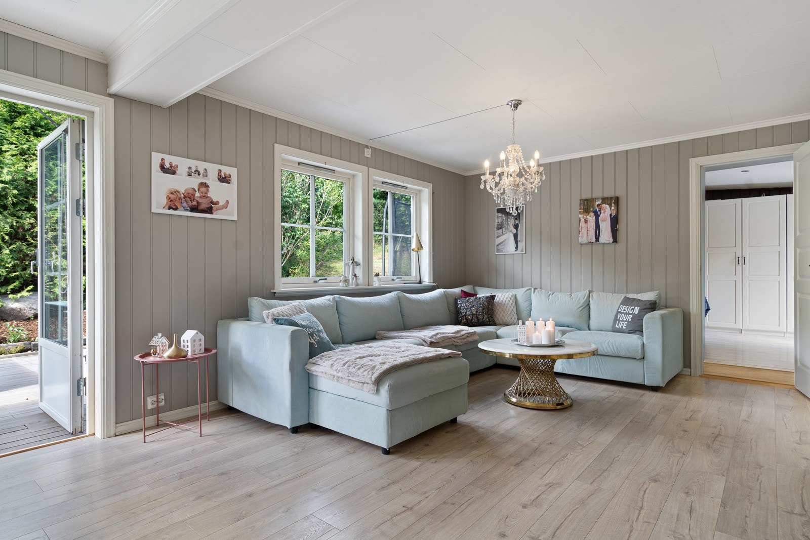 Utgang til vestvendt terrasse fra stuen Galleribilde