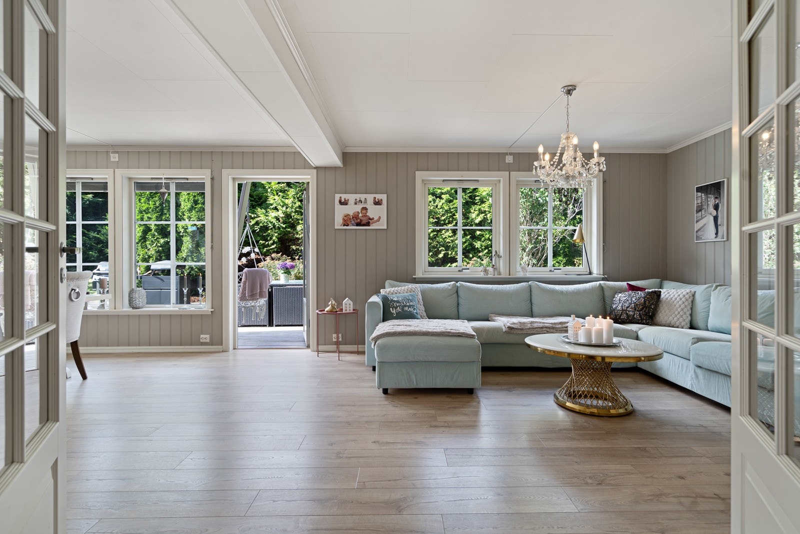 Stuen har store vindusflater som slipper inn mye naturlig dagslys Galleribilde