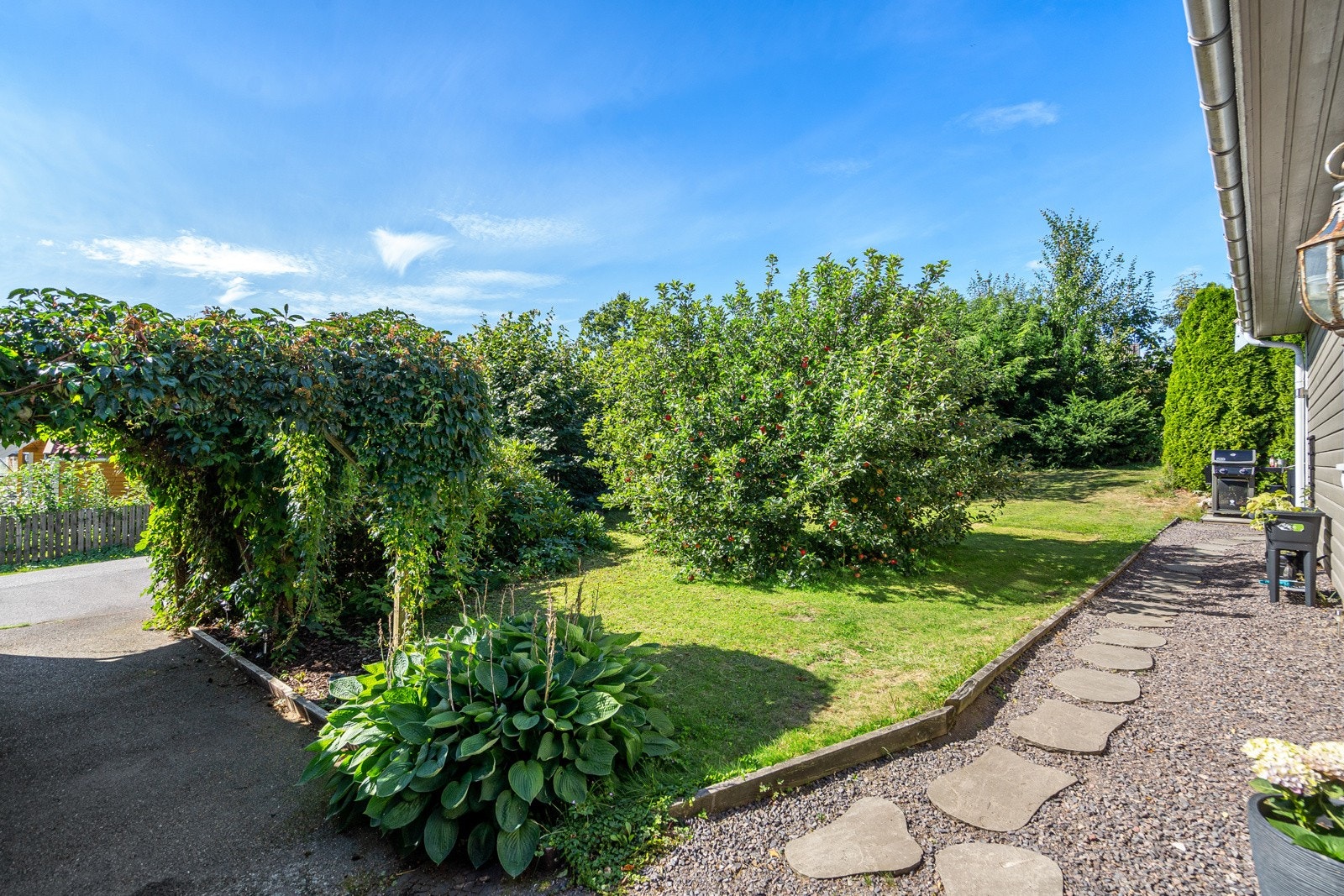 Flott tomt og hage Galleribilde