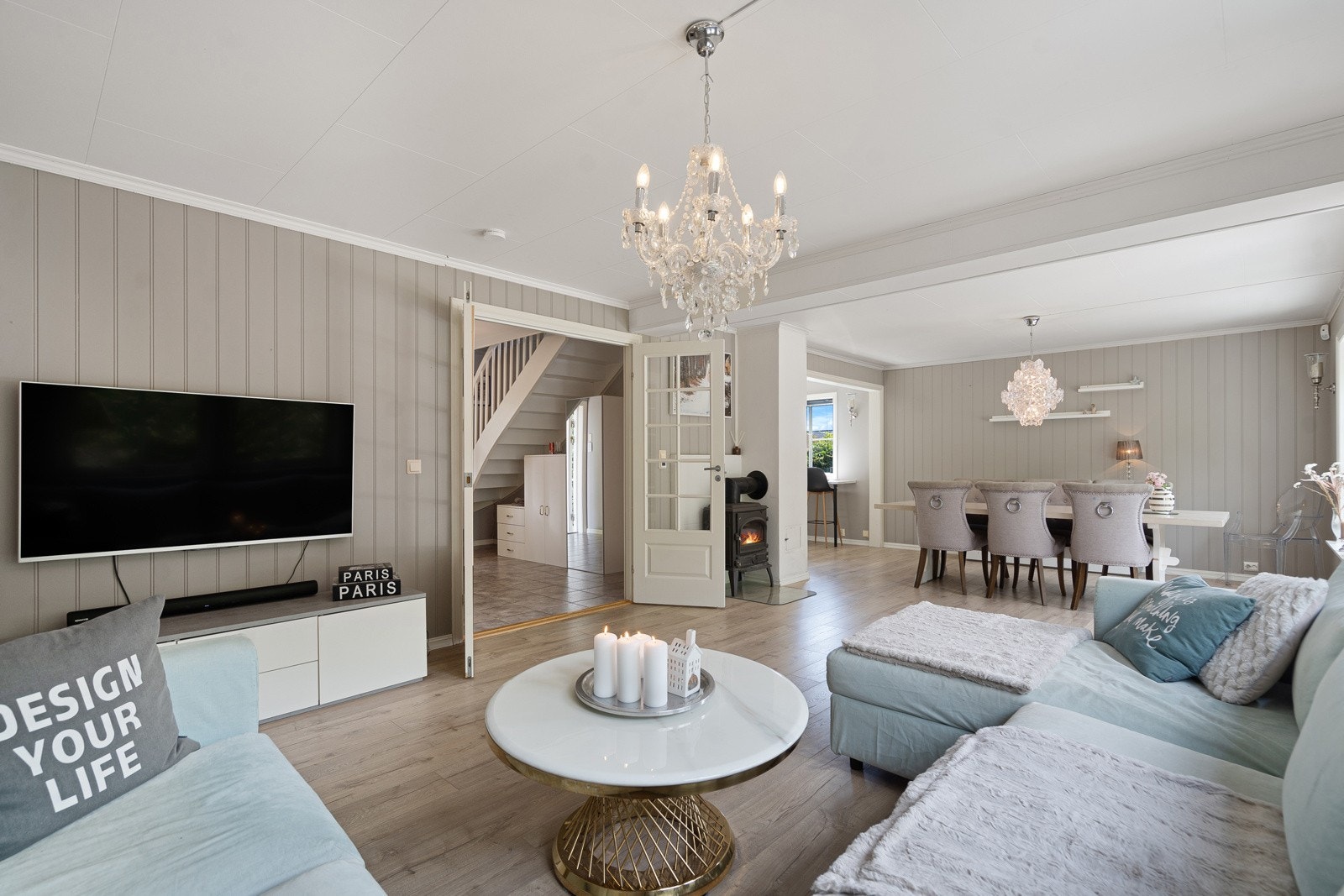 Delvis åpen løsning med stue og kjøkken hvor spisestuen ligger naturlig mellom Galleribilde