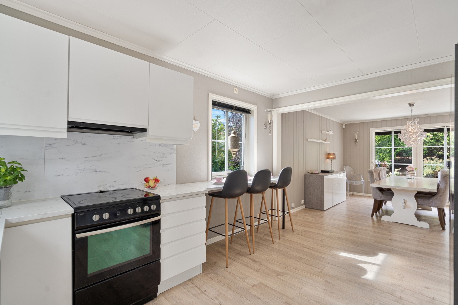 Flott kjøkken i hvit utførsel med god skap- og bankeplass Galleribilde