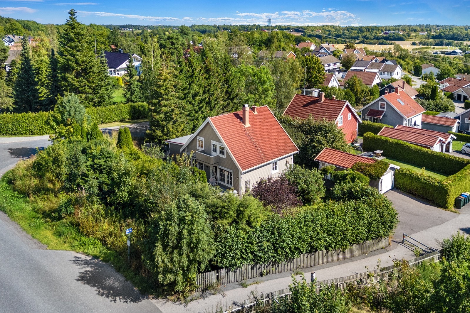 Fra eiendommen er det noen få meter til busstopp og stor lekeplass med ballbane Galleribilde
