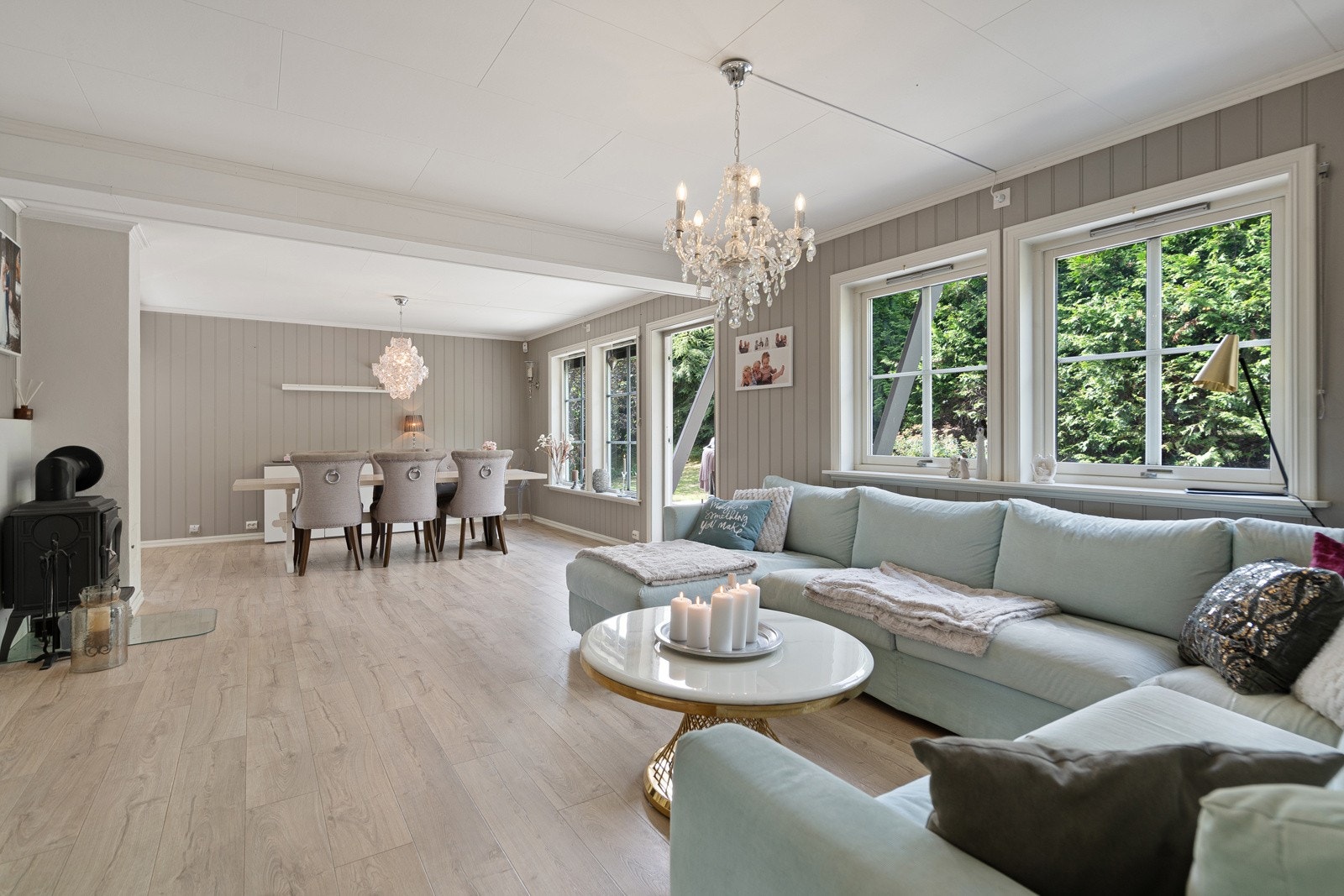 Styor stue i lyse trivelige farger som gir et moderne og herlig inntrykk Galleribilde