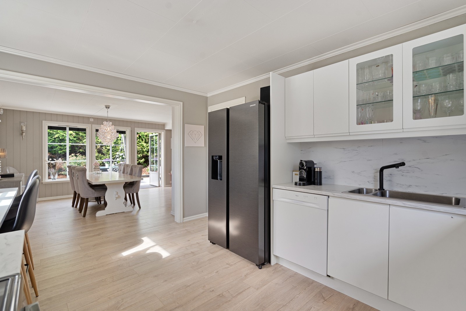 Kjøkkenet er romslig og gir god plass til kokkens arbeid Galleribilde