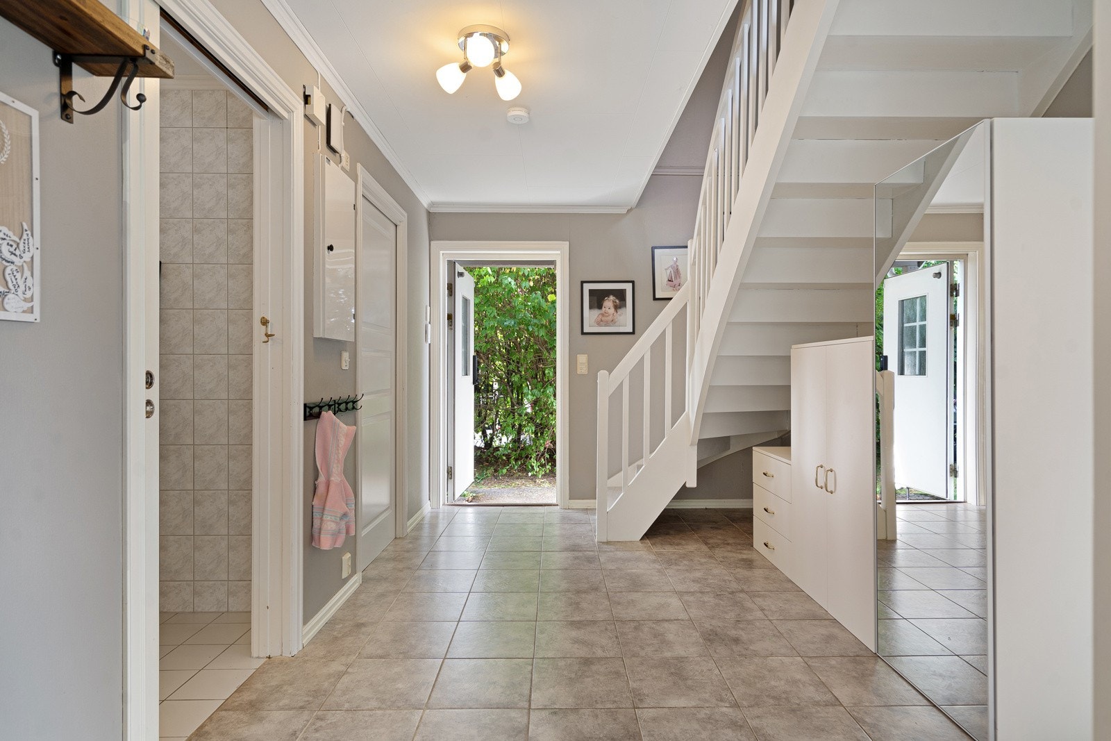 Romslig hall med garderobeplass Galleribilde