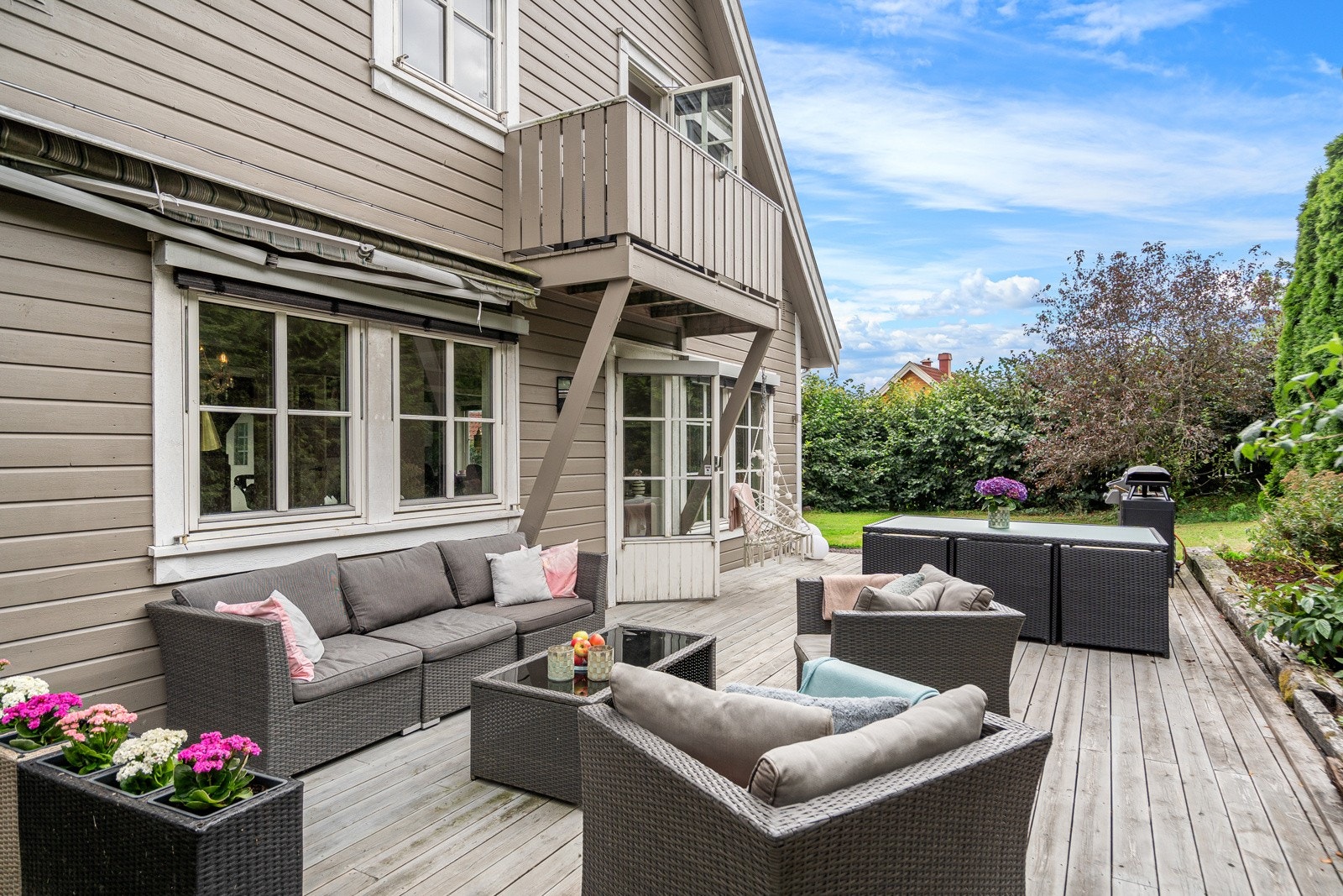 Stor og skjermet hage med flere uteplasser hvor du nyter solen i ro og mak Galleribilde