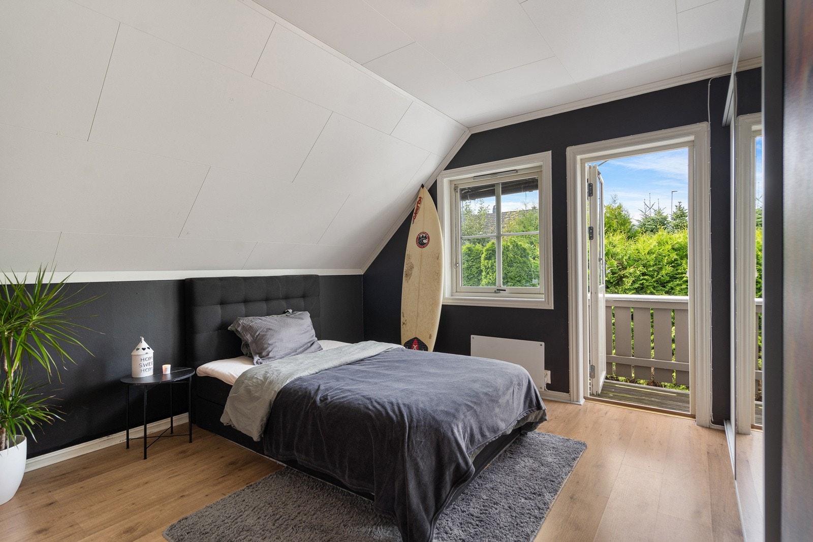 Soverom med utgang til vestvendt balkong Galleribilde