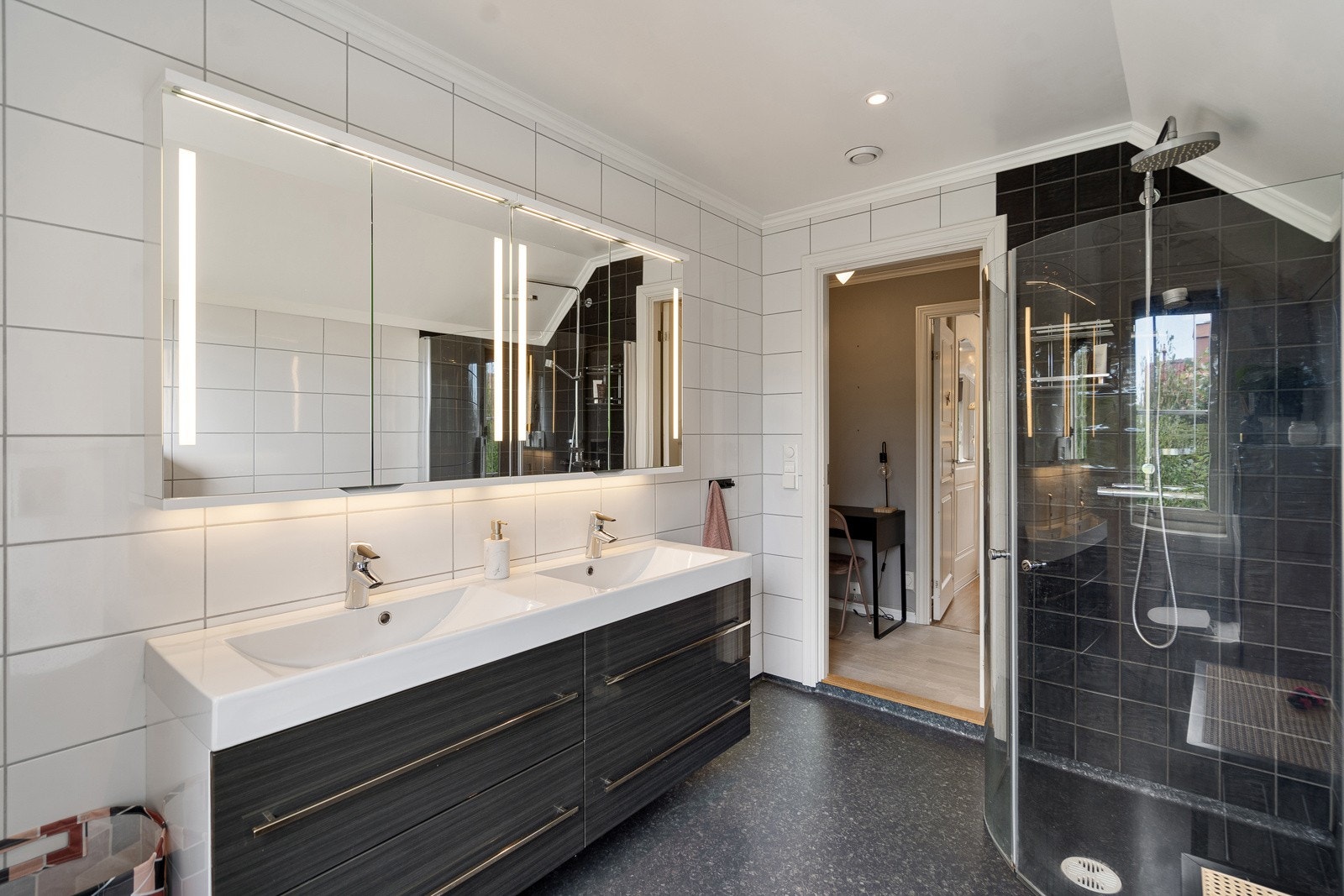 Flislagt bad i 2. etg fra 2017 med dobbel servant og stor dusjløsning Galleribilde