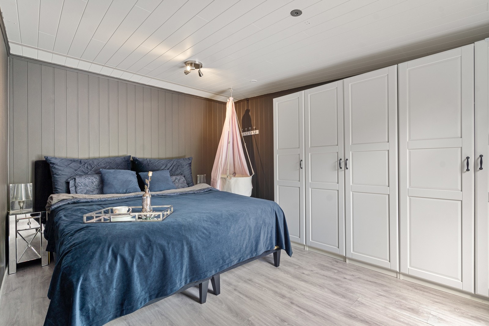 Soverom med garderobeskap Galleribilde
