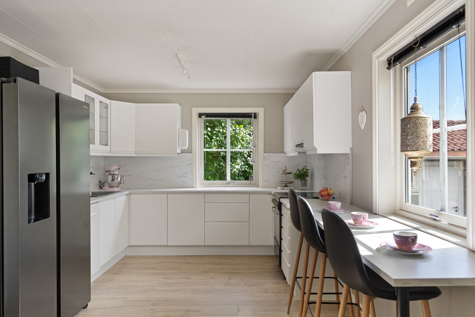 Koselig barløsning ved vinduet for en kaffe eller en kjapp frokost Galleribilde