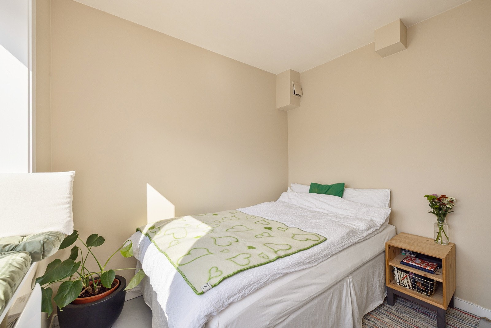 Soverommet har god plass til dobbeltseng med tilhørende nattbord. Galleribilde