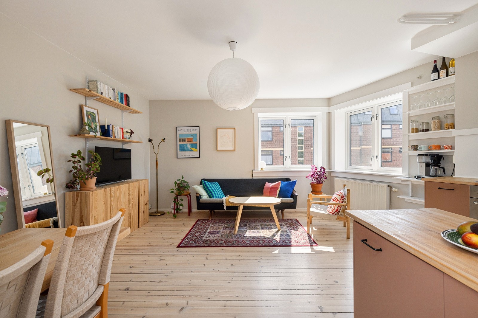 Romslig stue med god plass til sofagruppe, mediemøblement og spisebord. Galleribilde