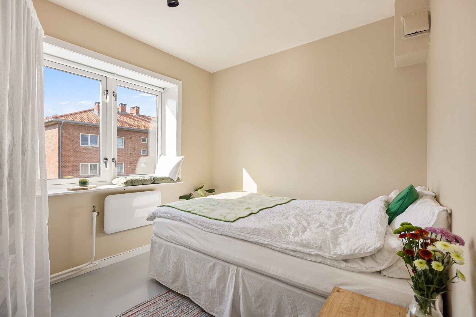 Luftig og lyst soverom vendt mot rolig, trafikkstille blindgate. Galleribilde