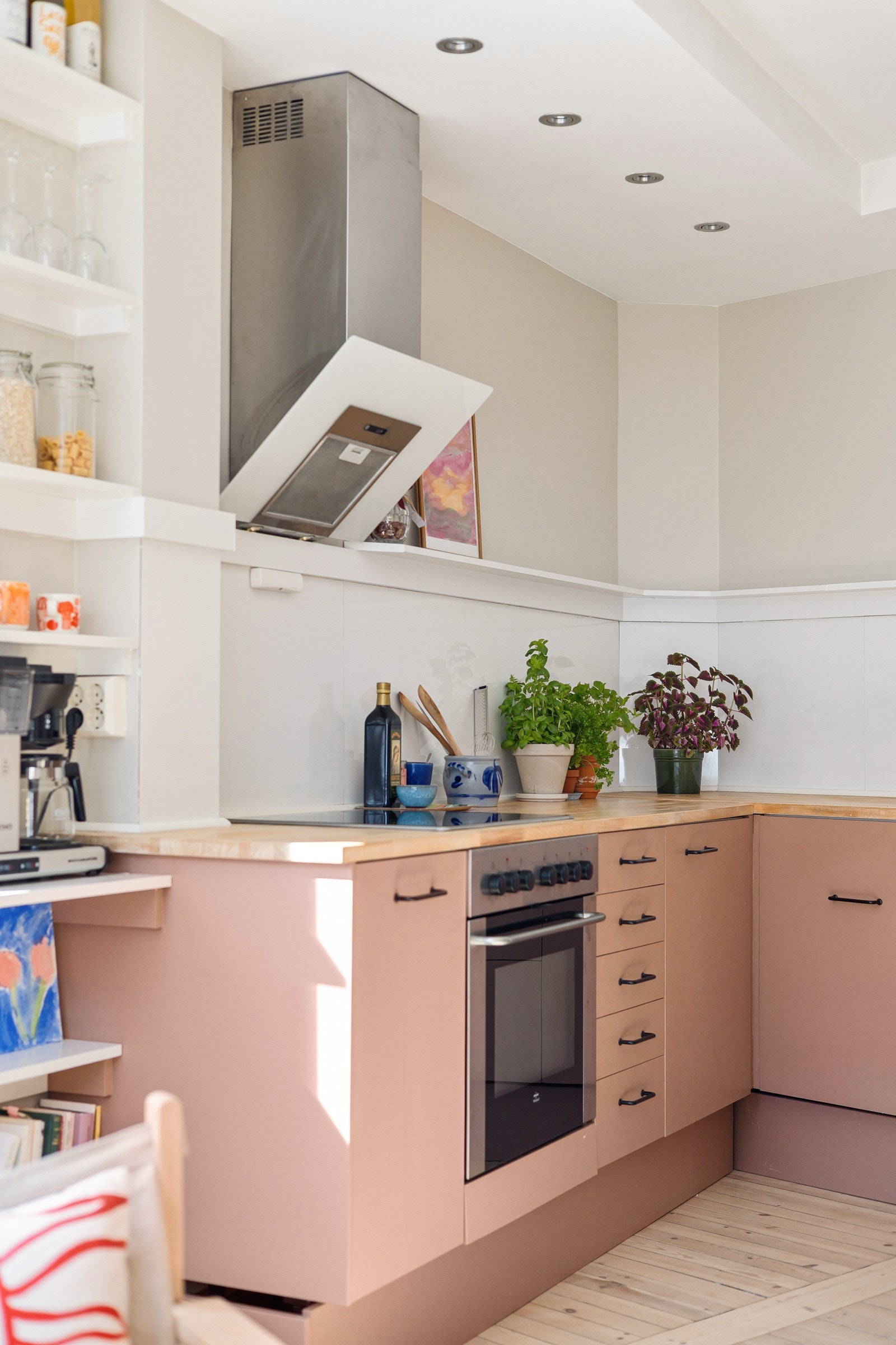 Kjøkkenet har god oppbevaring og stor arbeidsflate. Galleribilde