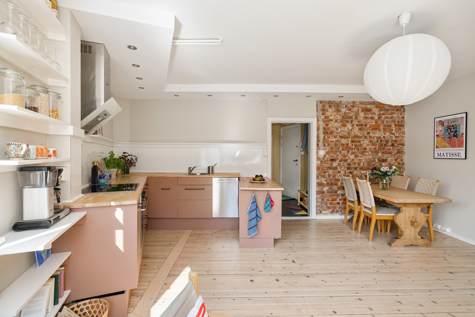 Leiligheten har en åpen og sosial stue- og kjøkkenløsning. Galleribilde