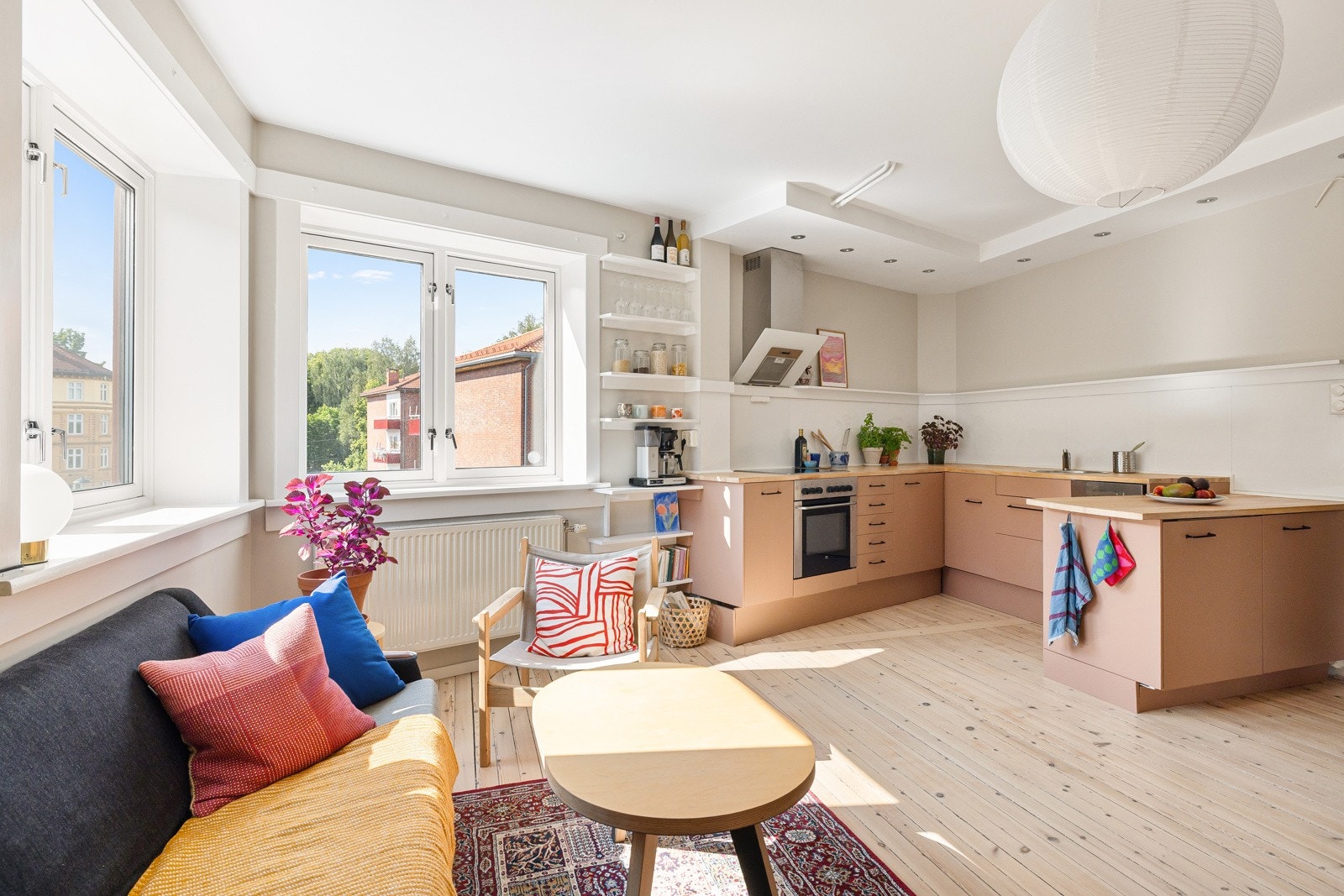 Lys, tiltalende 2-roms hjørneleilighet med god takhøyde (2,54 meter) og store vindusflater som gir gode lysforhold og flott utsikt. Galleribilde