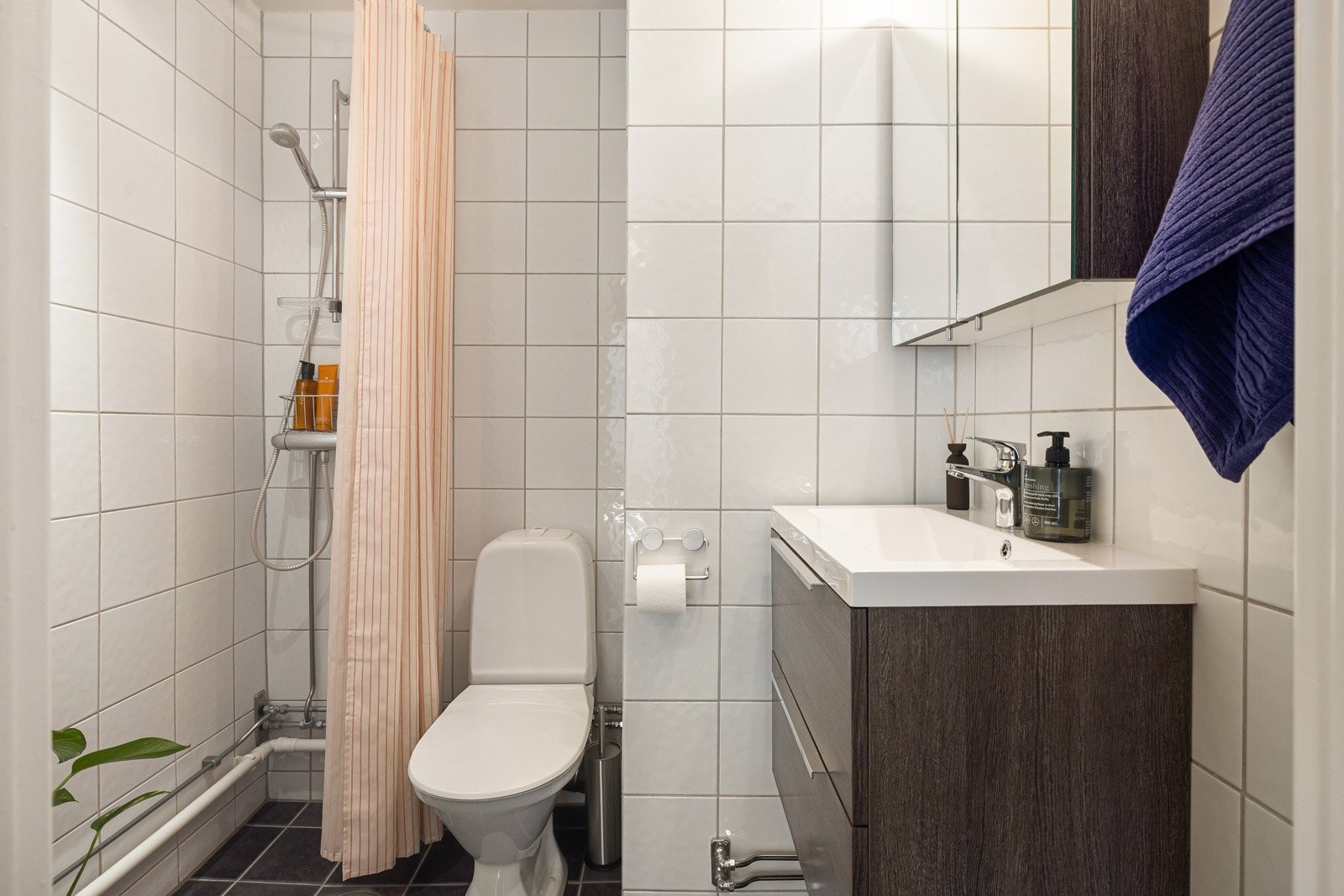 Pent, flislagt bad rehabilitert inkl vann- og avløpsrør i regi av selskapet 2004 / nytt interiør 2019. Galleribilde