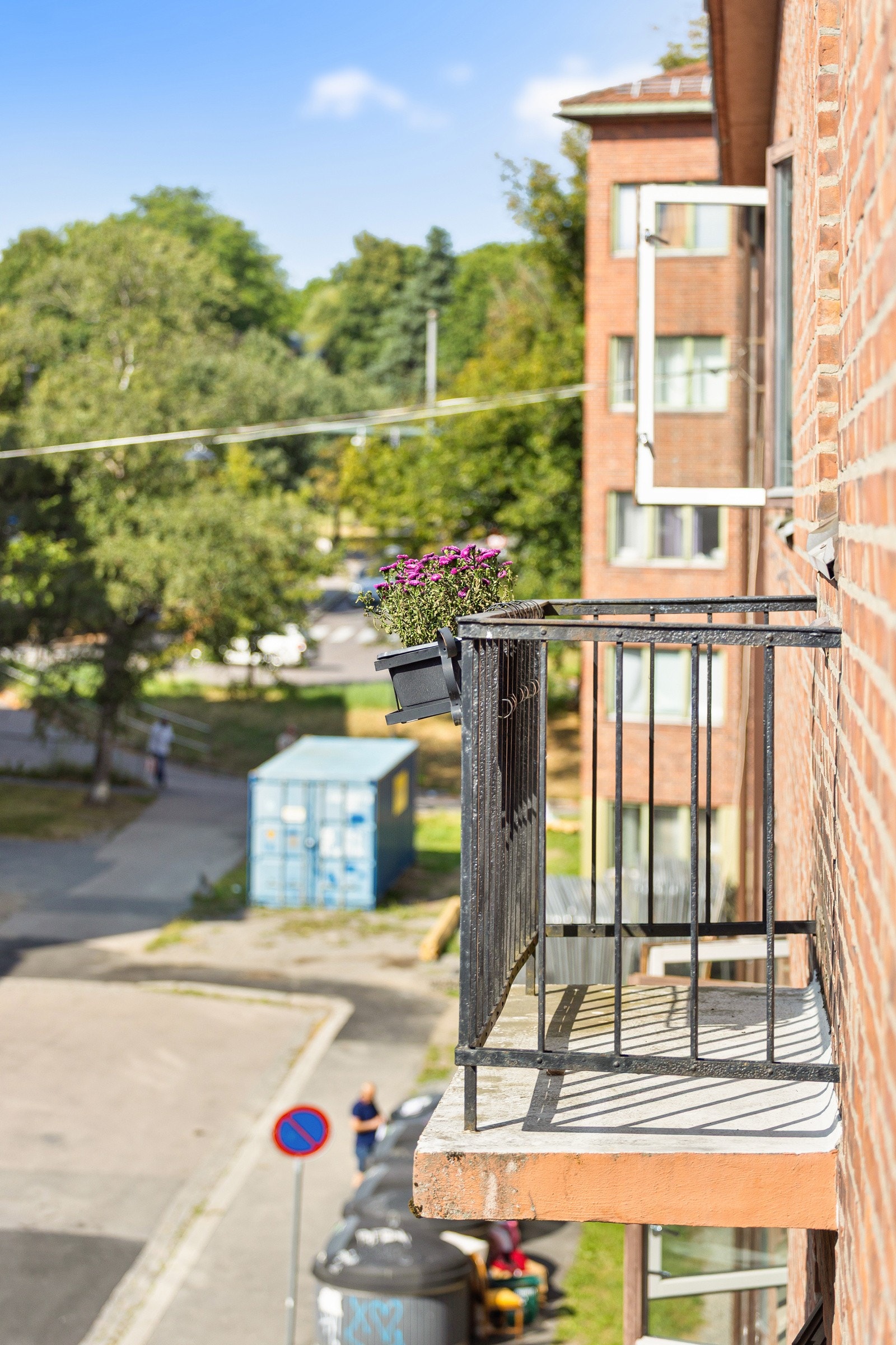 Leiligheten har liten brannbalkong mot rolig, trafikkstille blindgate. Galleribilde