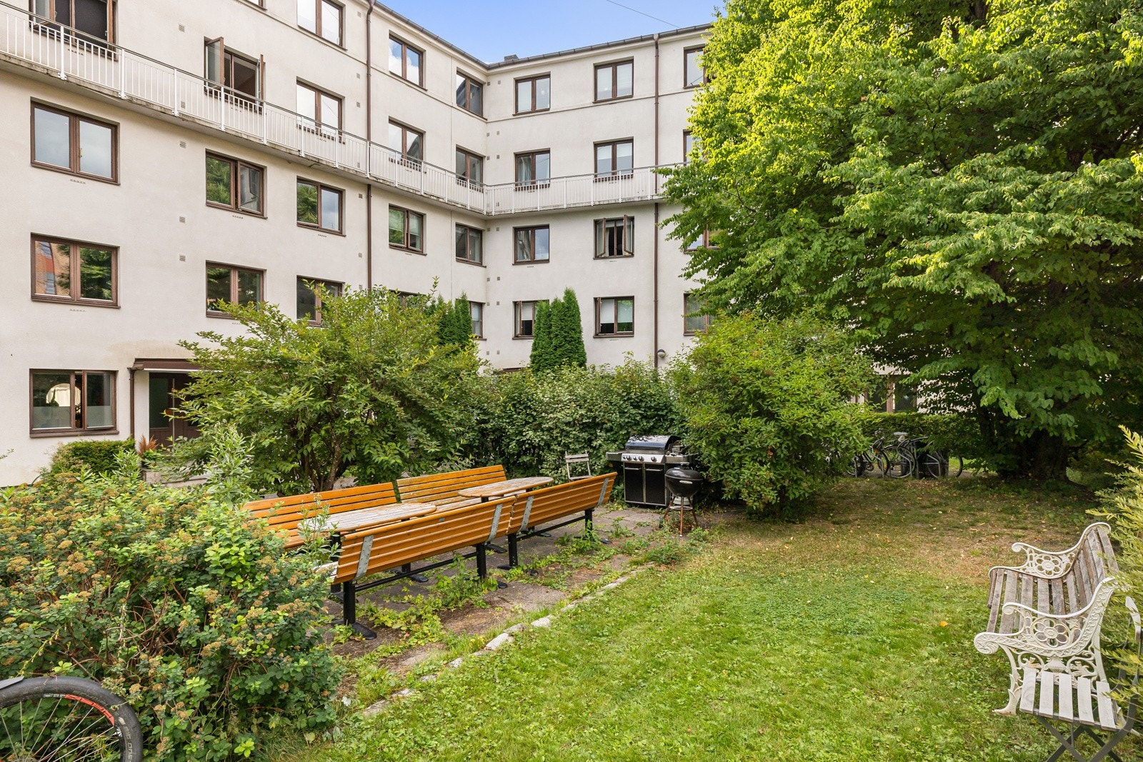 Flott beplantet indre gårdsrom med mulighet for plantekasse. Galleribilde