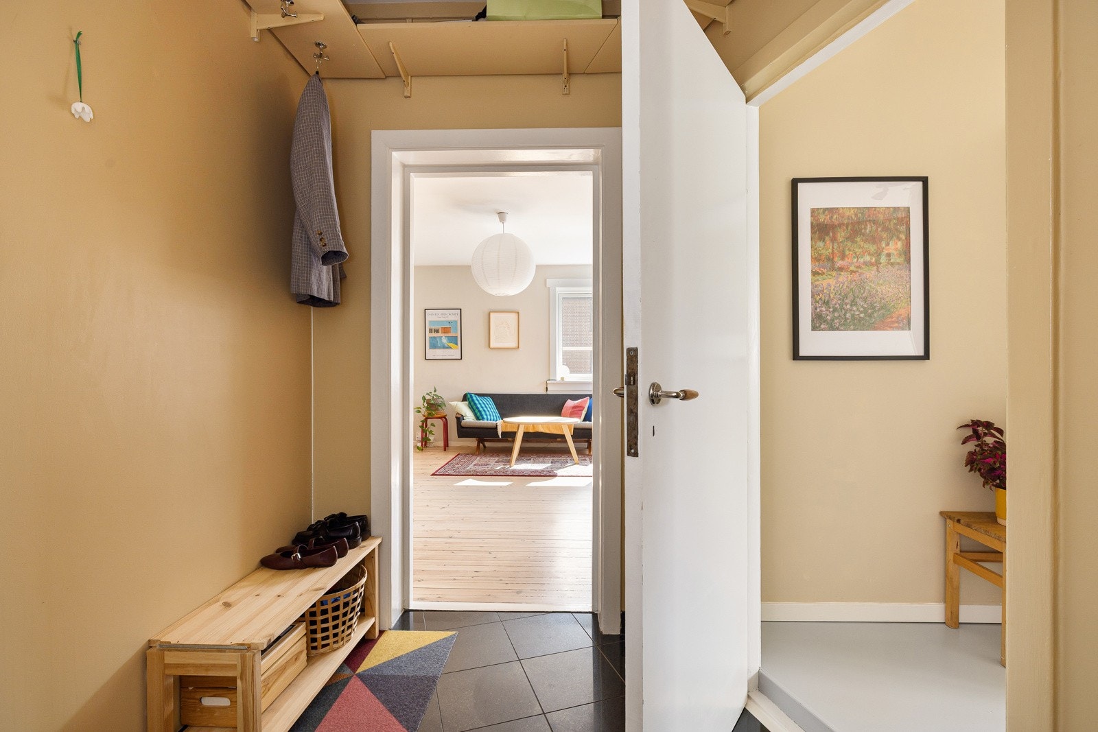 Praktisk hylleløsning i himling gir ekstra oppbevaringsplass. Til info har aksjelaget fått nytt callinganlegg med portåpner på mobil! Galleribilde