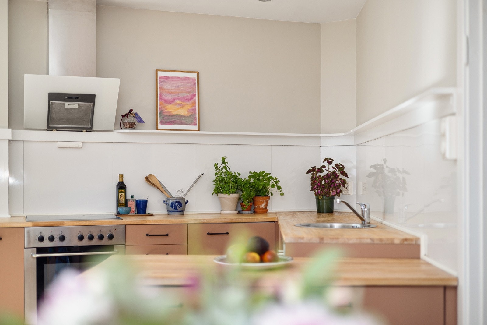 Praktisk og tidsriktig innredning fra 2011 med integrerte hvitevarer. Galleribilde