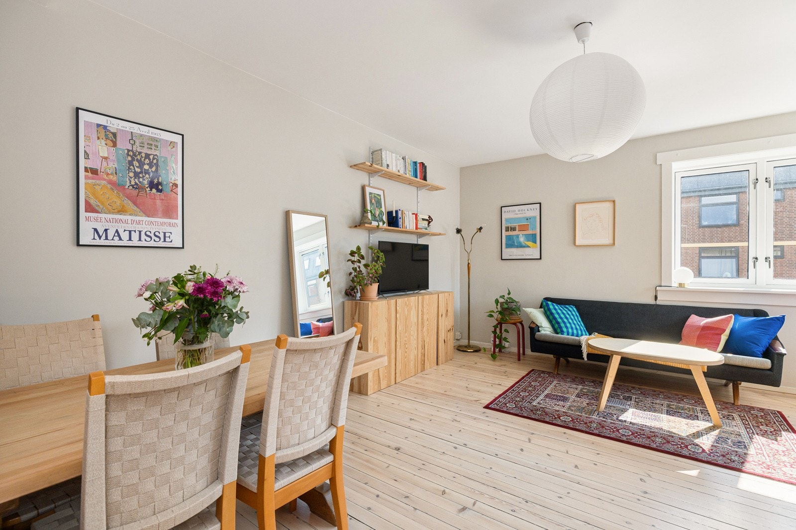 God plass til stort spisebord naturlig tilknyttet kjøkkenet. Galleribilde