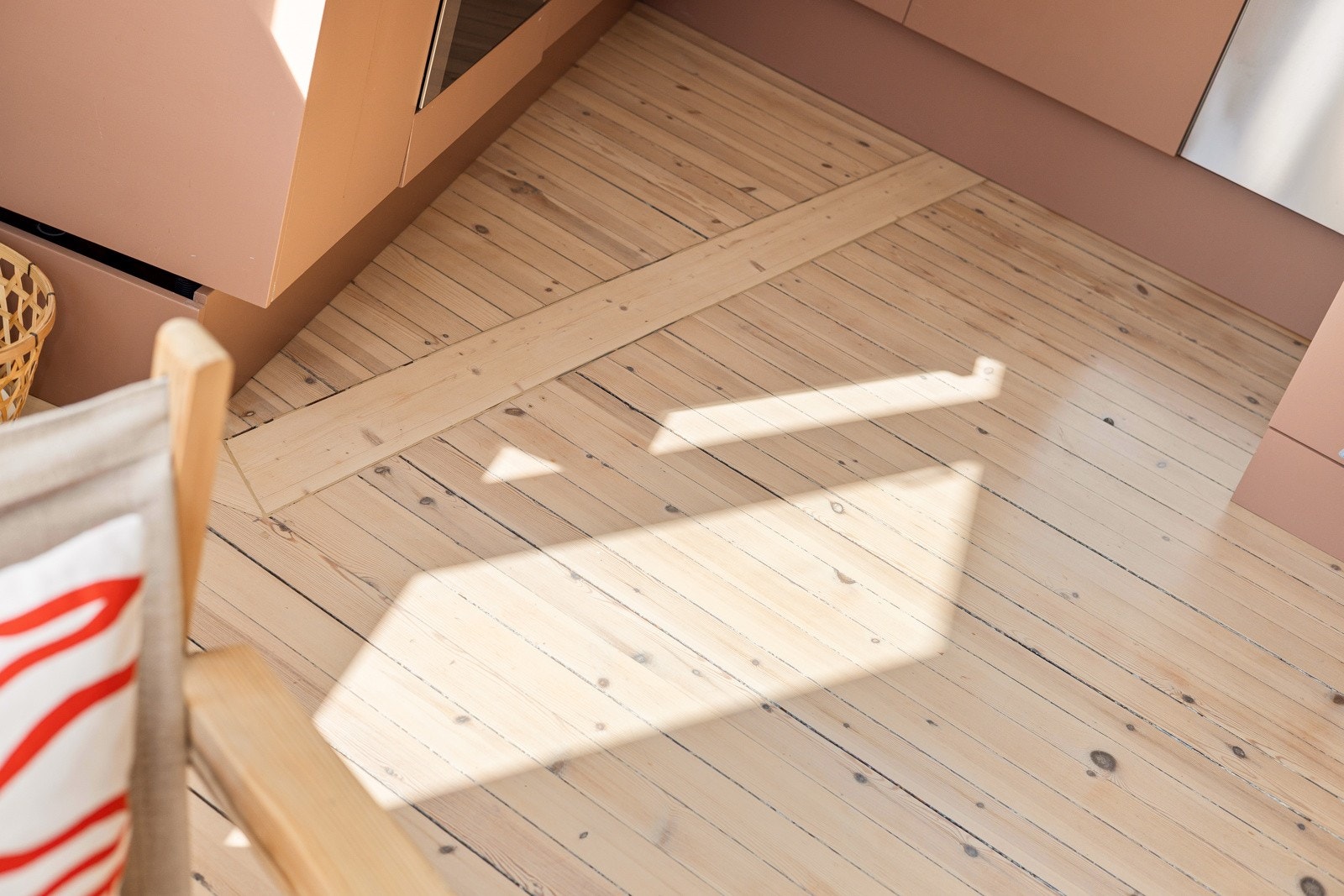 Stuen og kjøkkenet har lyse originale tregulv som ble slipt i 2023. Galleribilde