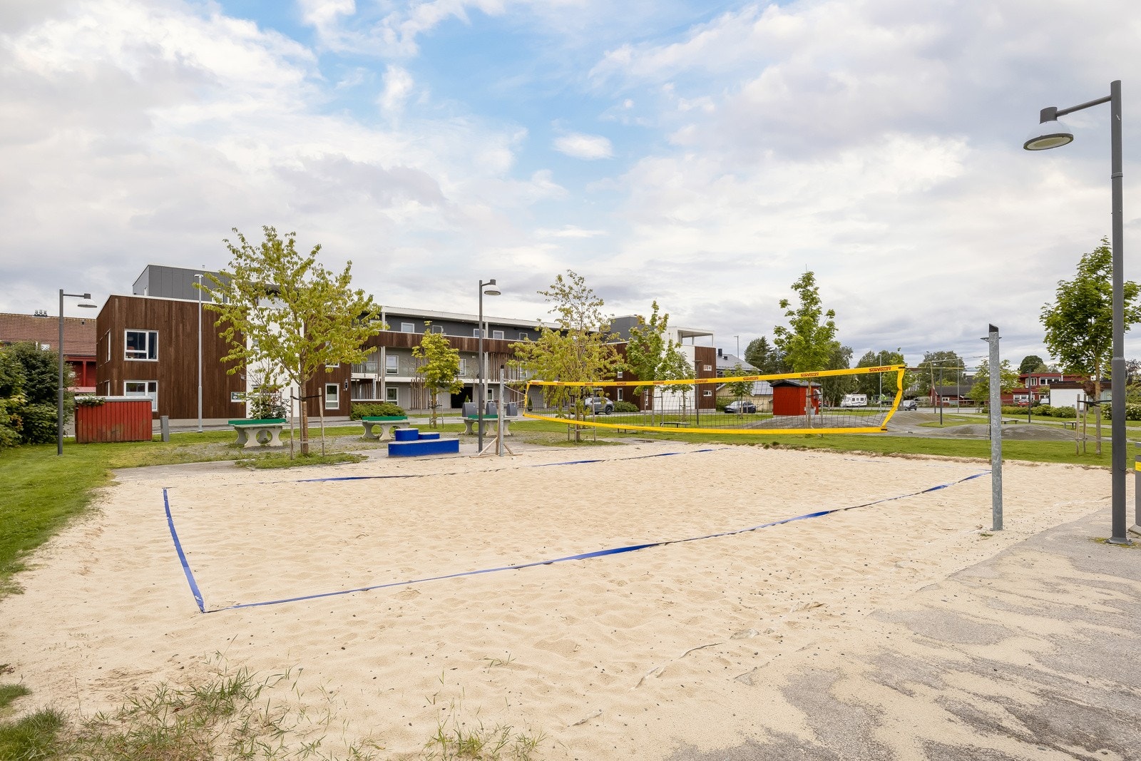 Leiligheten ligger i umiddelbar nærhet av Blinkparken på Stjørdal. Hvor man har en rekke aktiviteter som blant annet, utendørs treningsaperater, volleyballbane, sitteplasser og mer. Galleribilde
